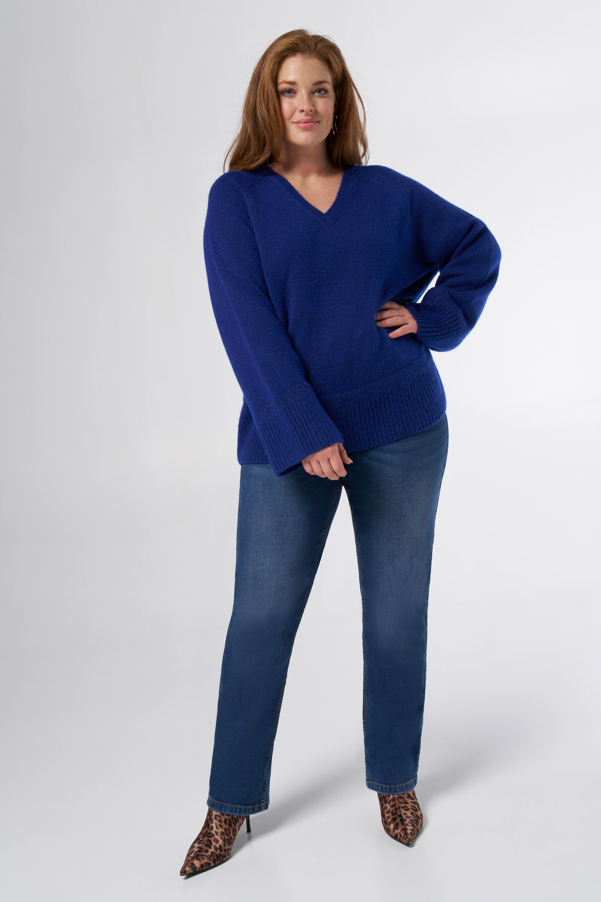 Pull en maille avec col en V image number 5