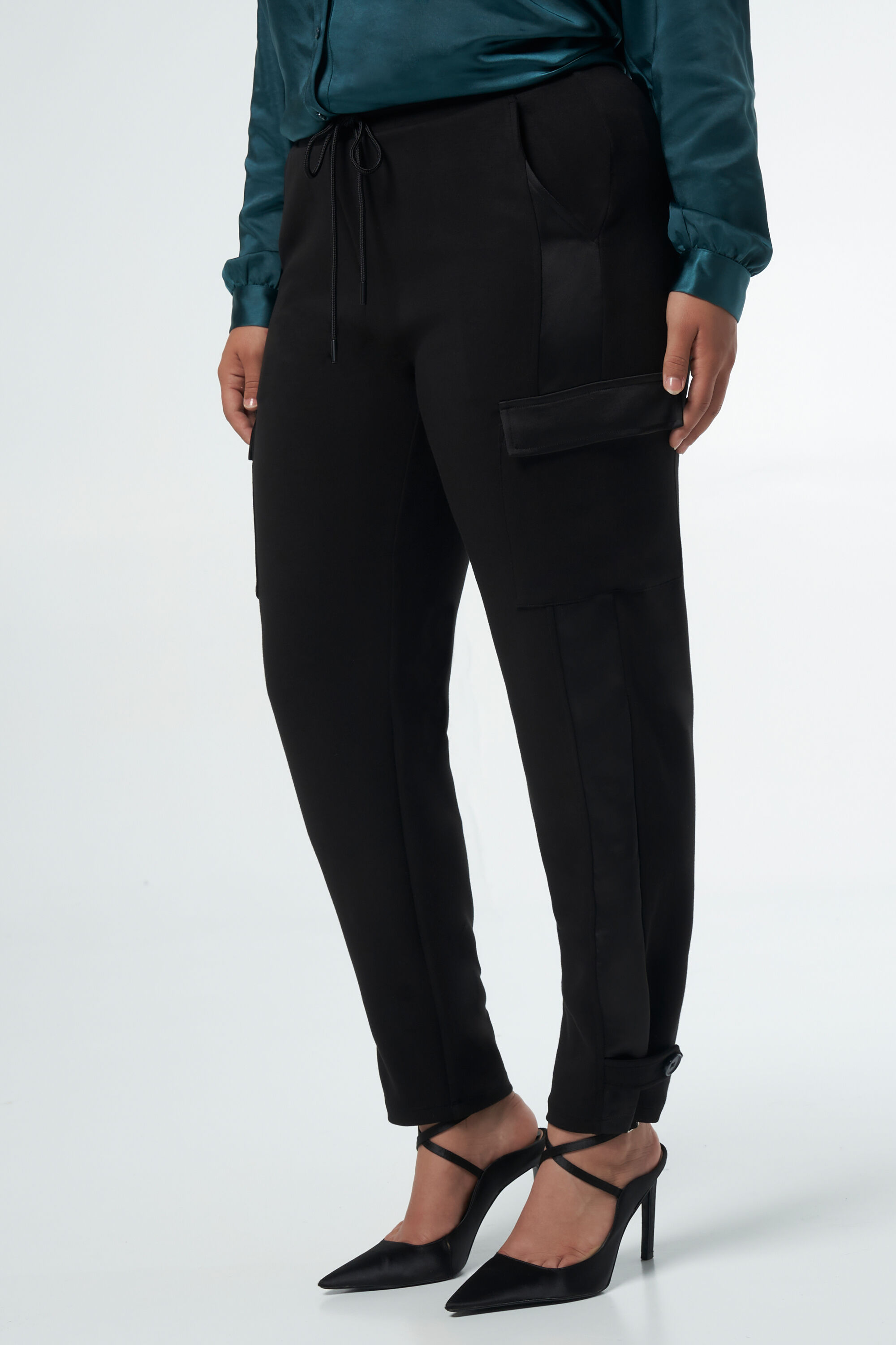 Pantalon cargo avec d&eacute;tails image number 5