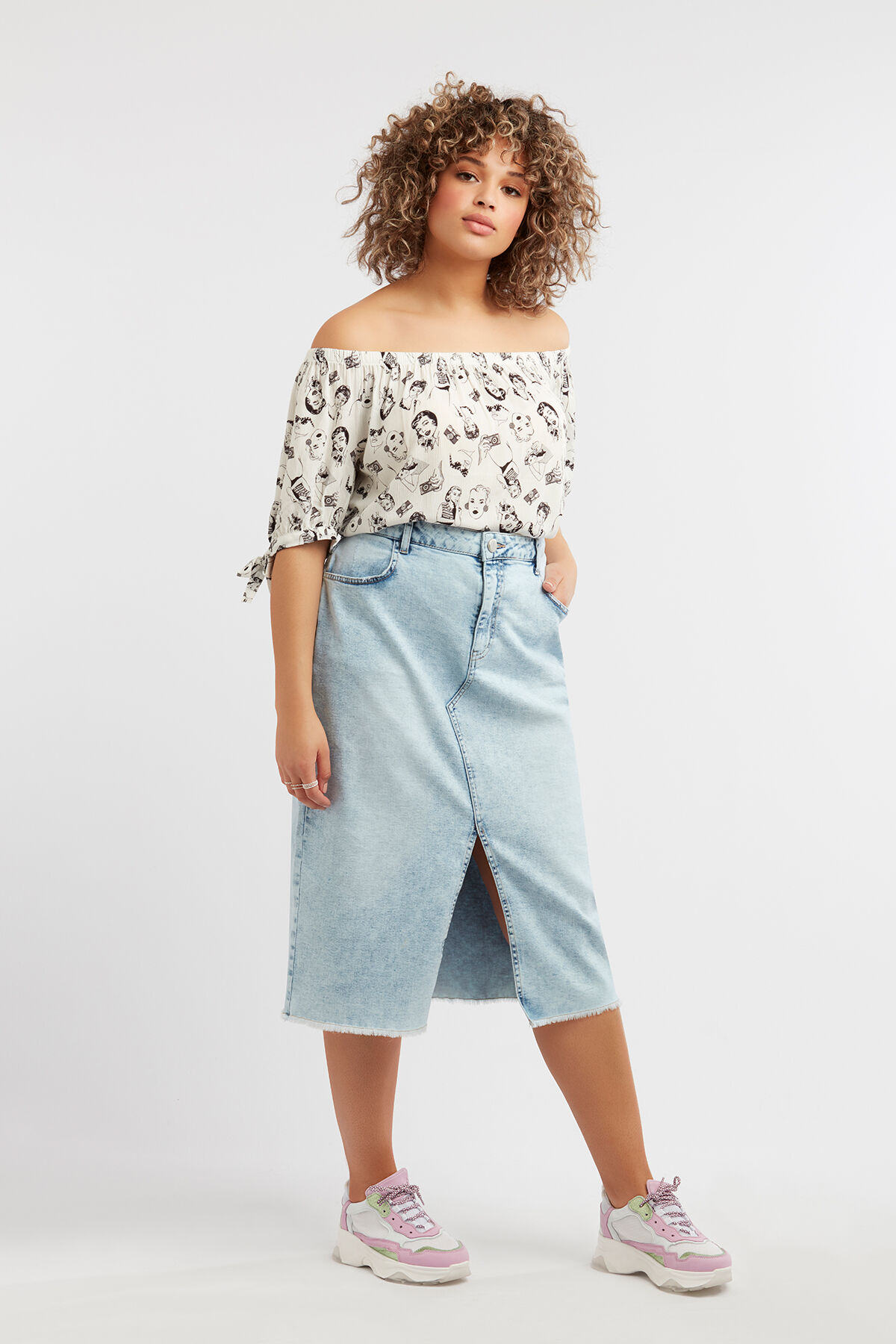 Off-shoulder blouse met print image number 6