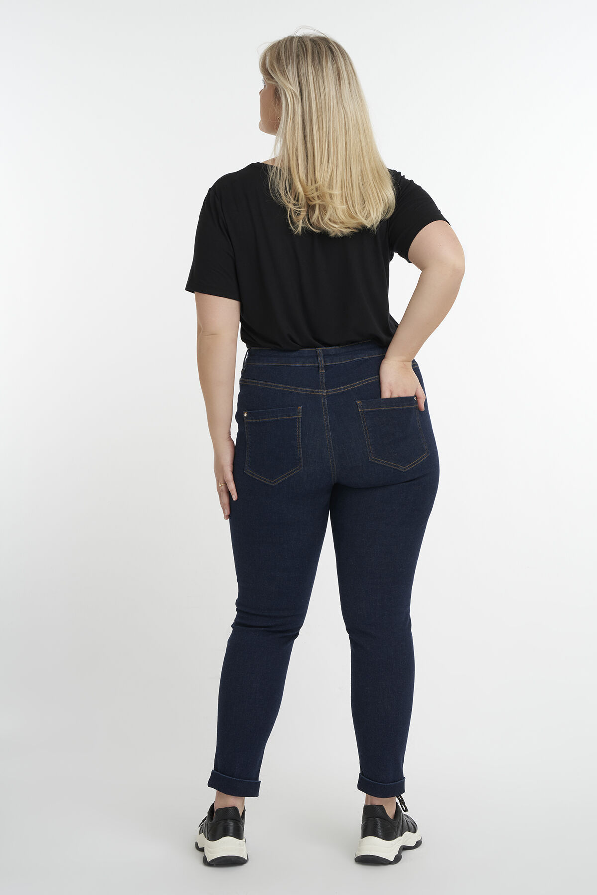 Jeans au d&eacute;cor boutonn&eacute; image number 3