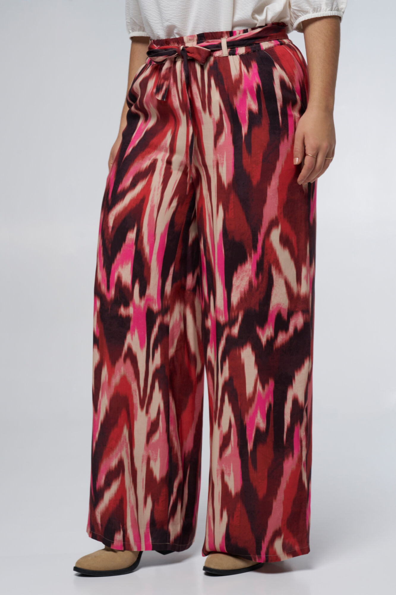Pantalon droit avec d&eacute;tail n&oelig;ud image number 5