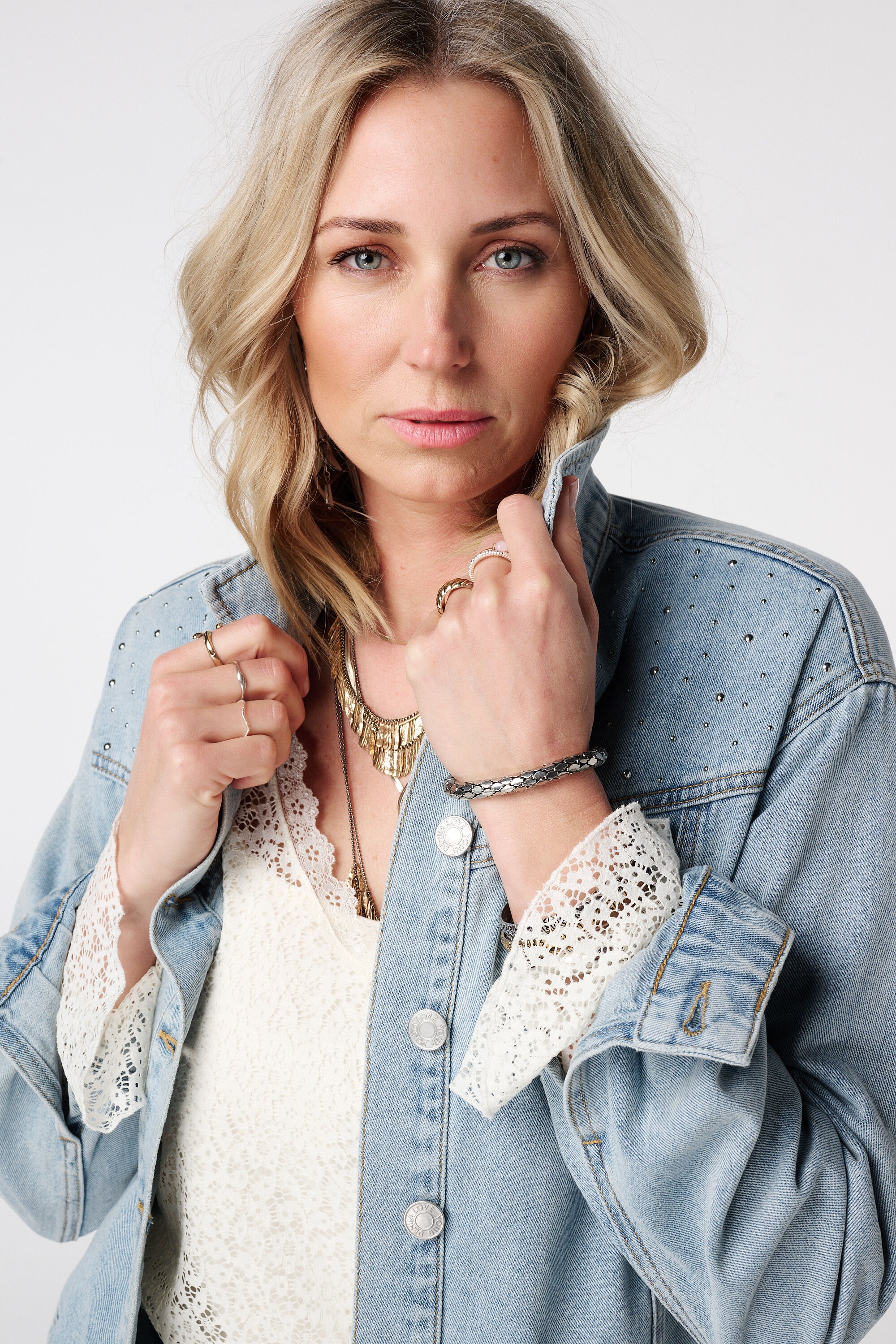 Spijkerjasje met studs image number 4