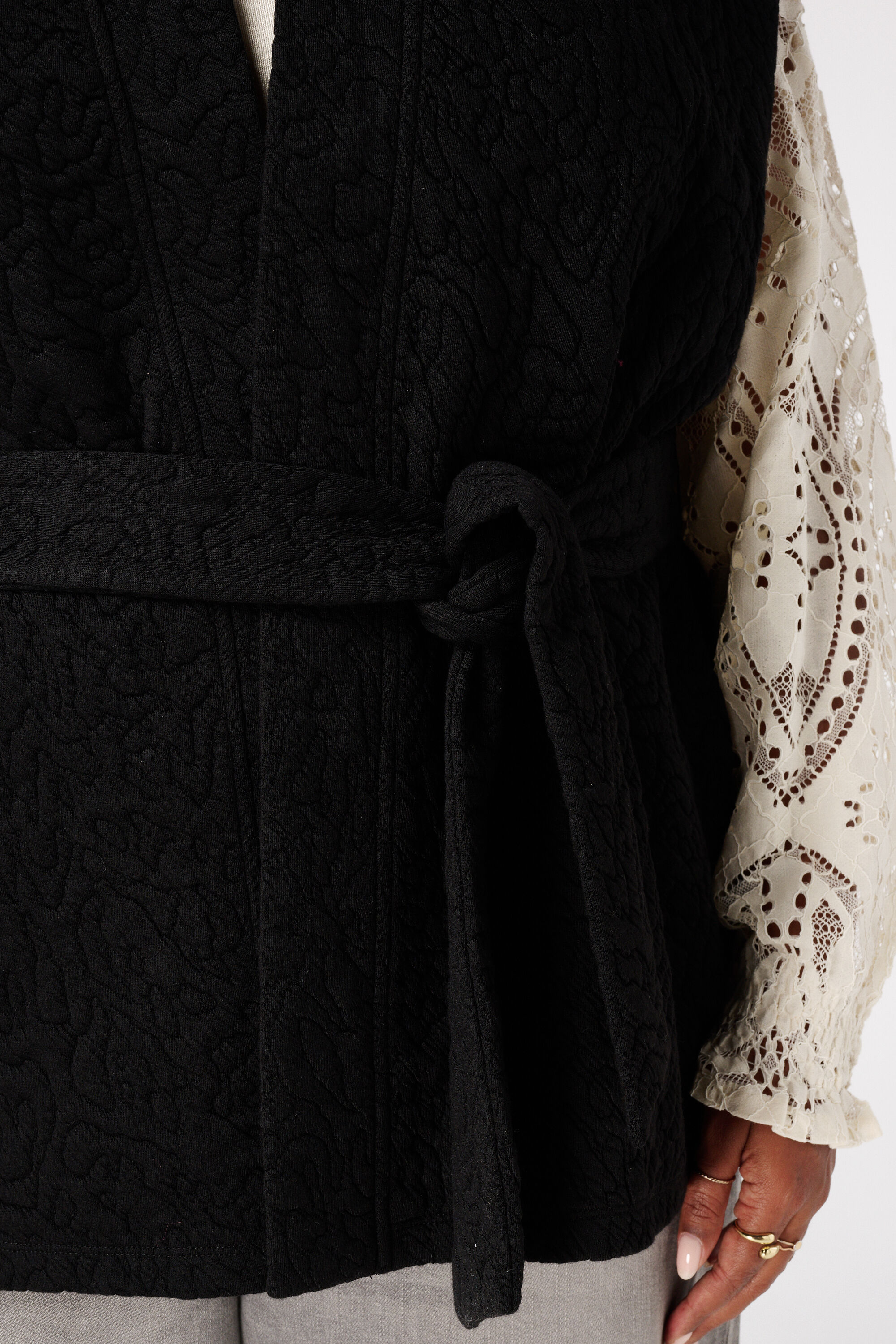 Halflang gilet met bindceintuur image number 6