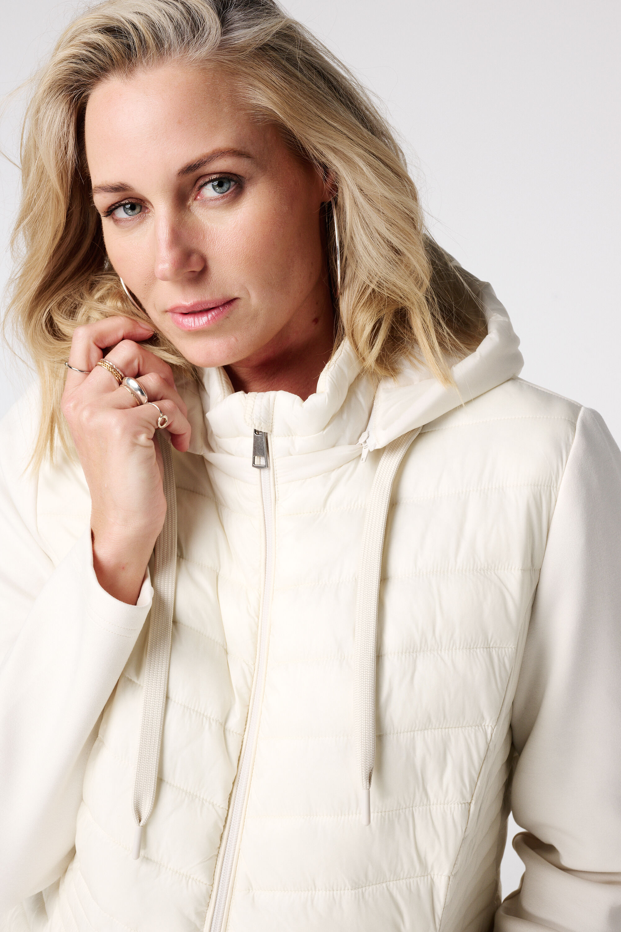 Gewatteerde jas met stoffen mouwen image number 4