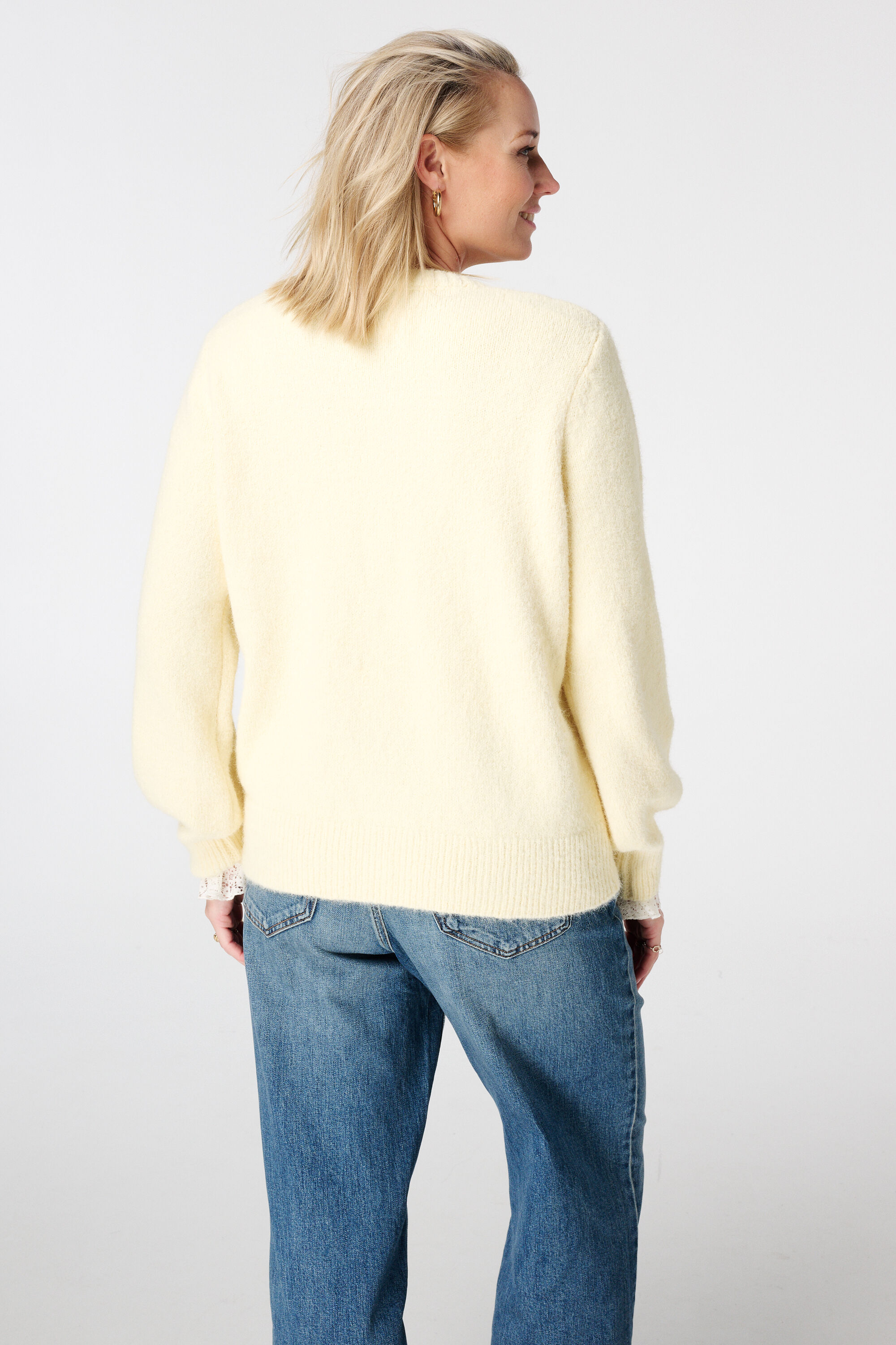 Gilet en maille avec fermeture boutonn&eacute;e image number 3