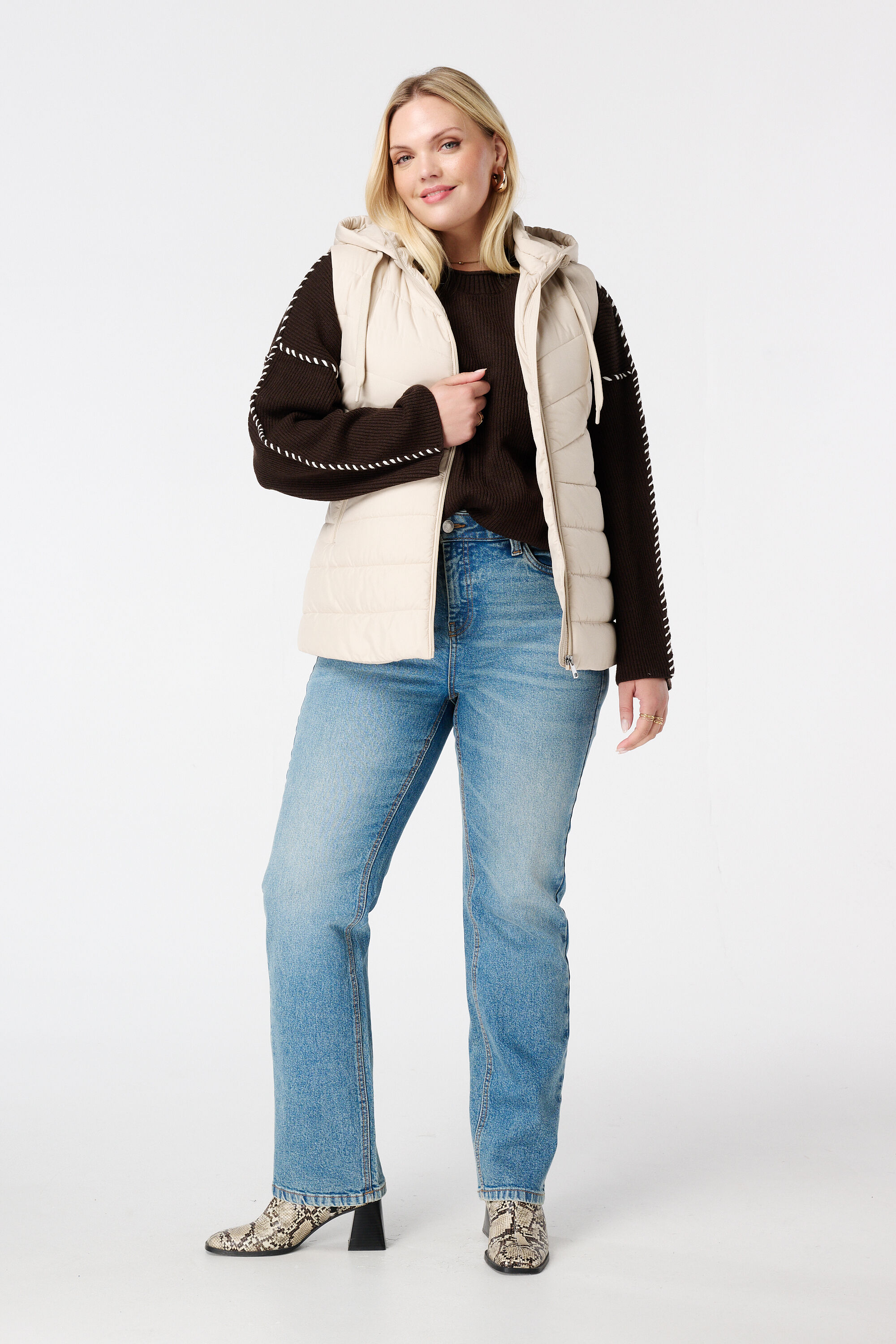 Gewatteerde bodywarmer met capuchon image number 5