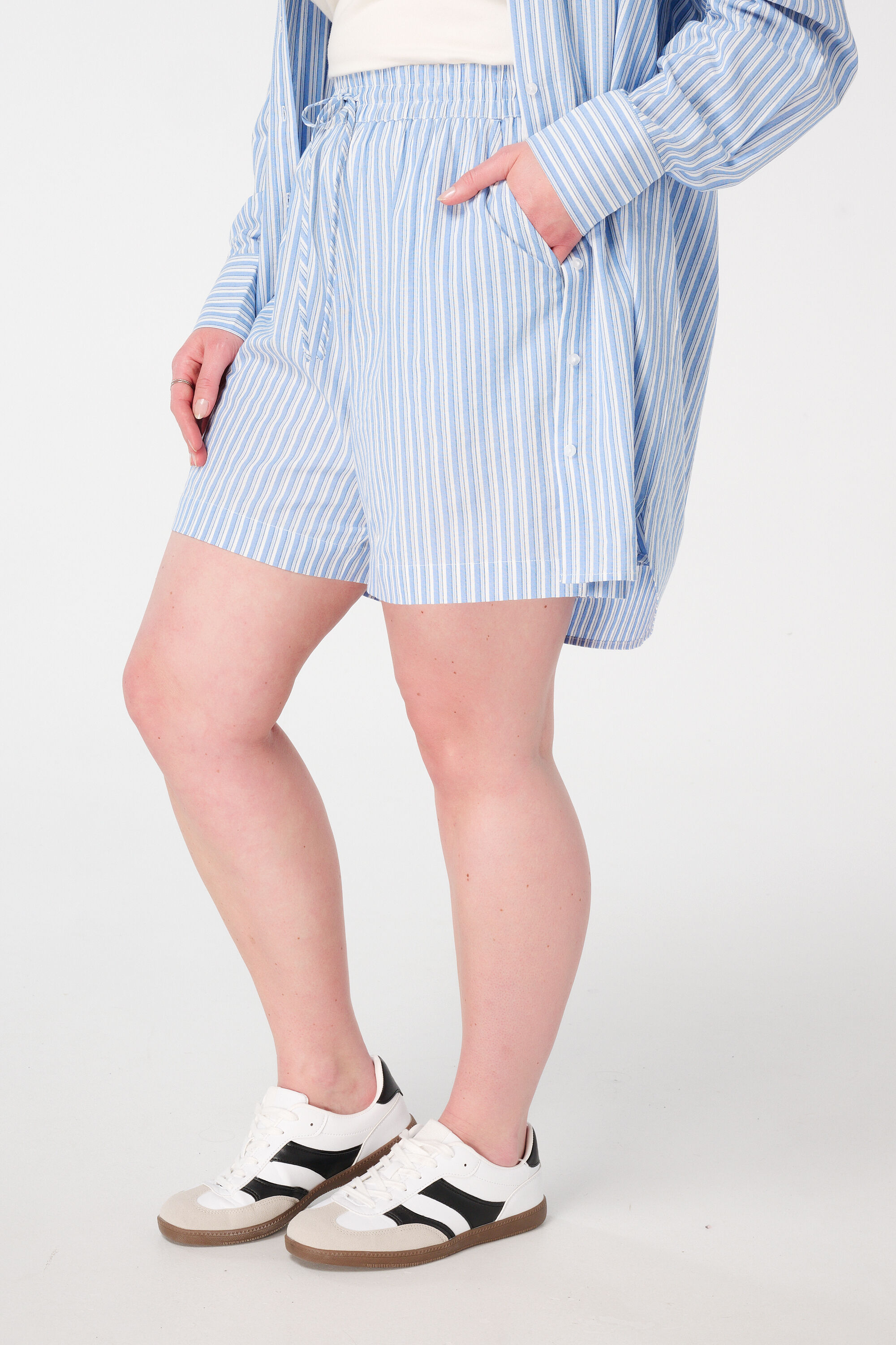 Short &agrave; rayures avec ceinture &eacute;lastiqu&eacute;e image number 5