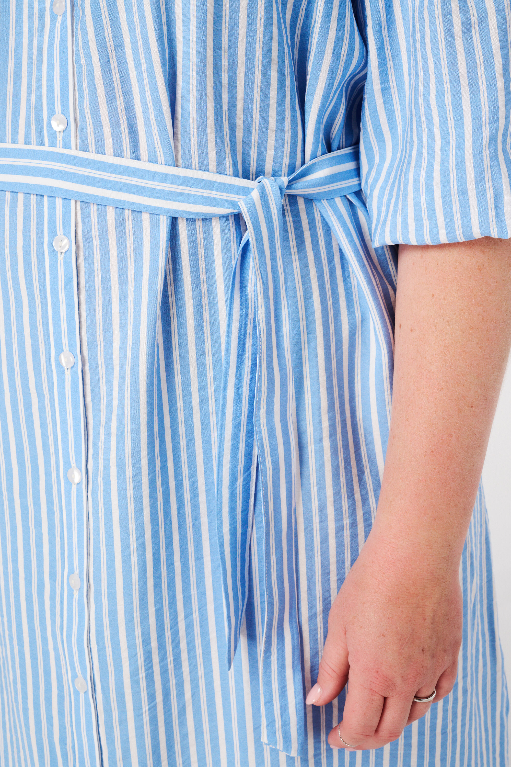 Robe midi &agrave; rayures avec ceinture image number 5