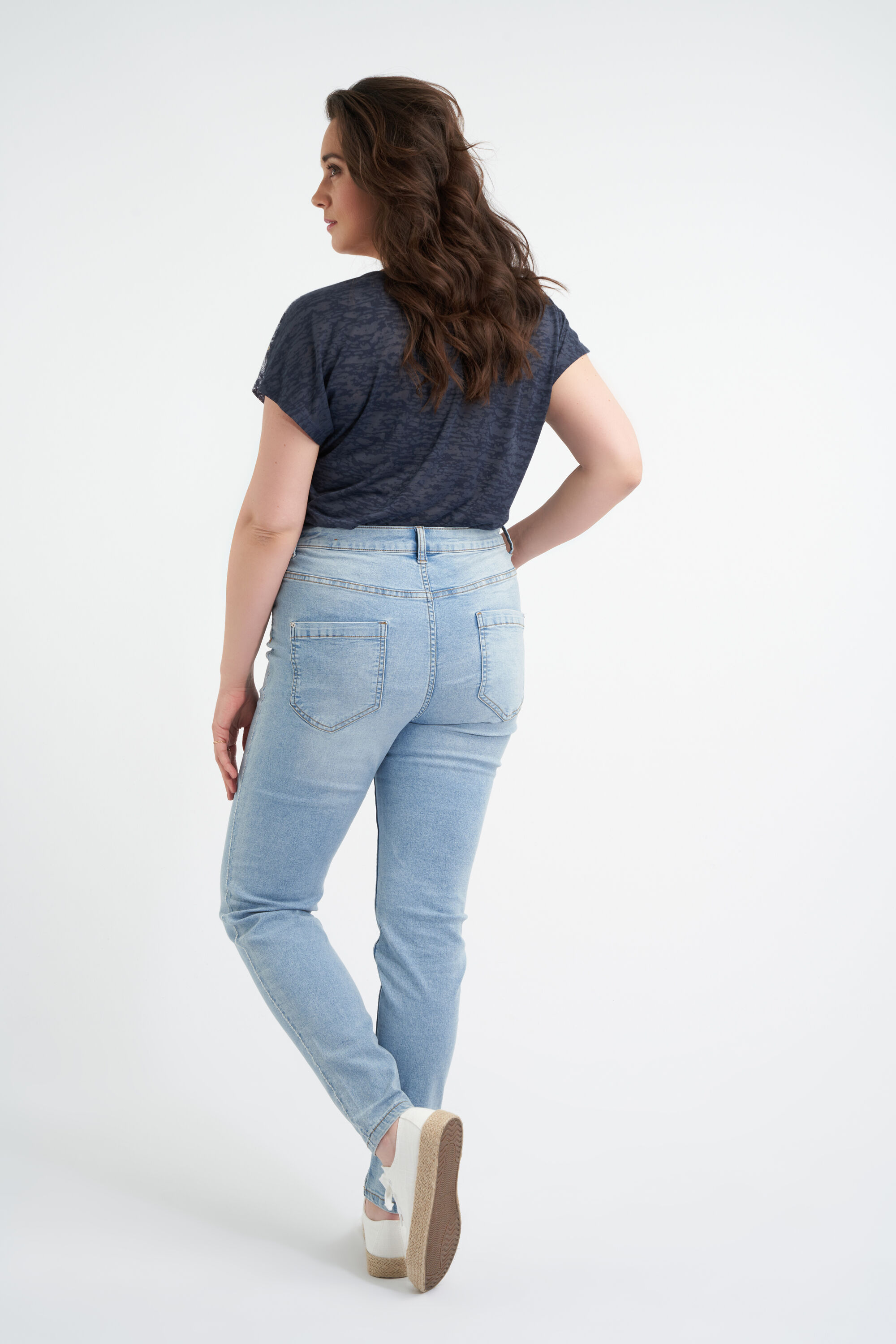 Jeans aux d&eacute;cors lat&eacute;raux image number 3