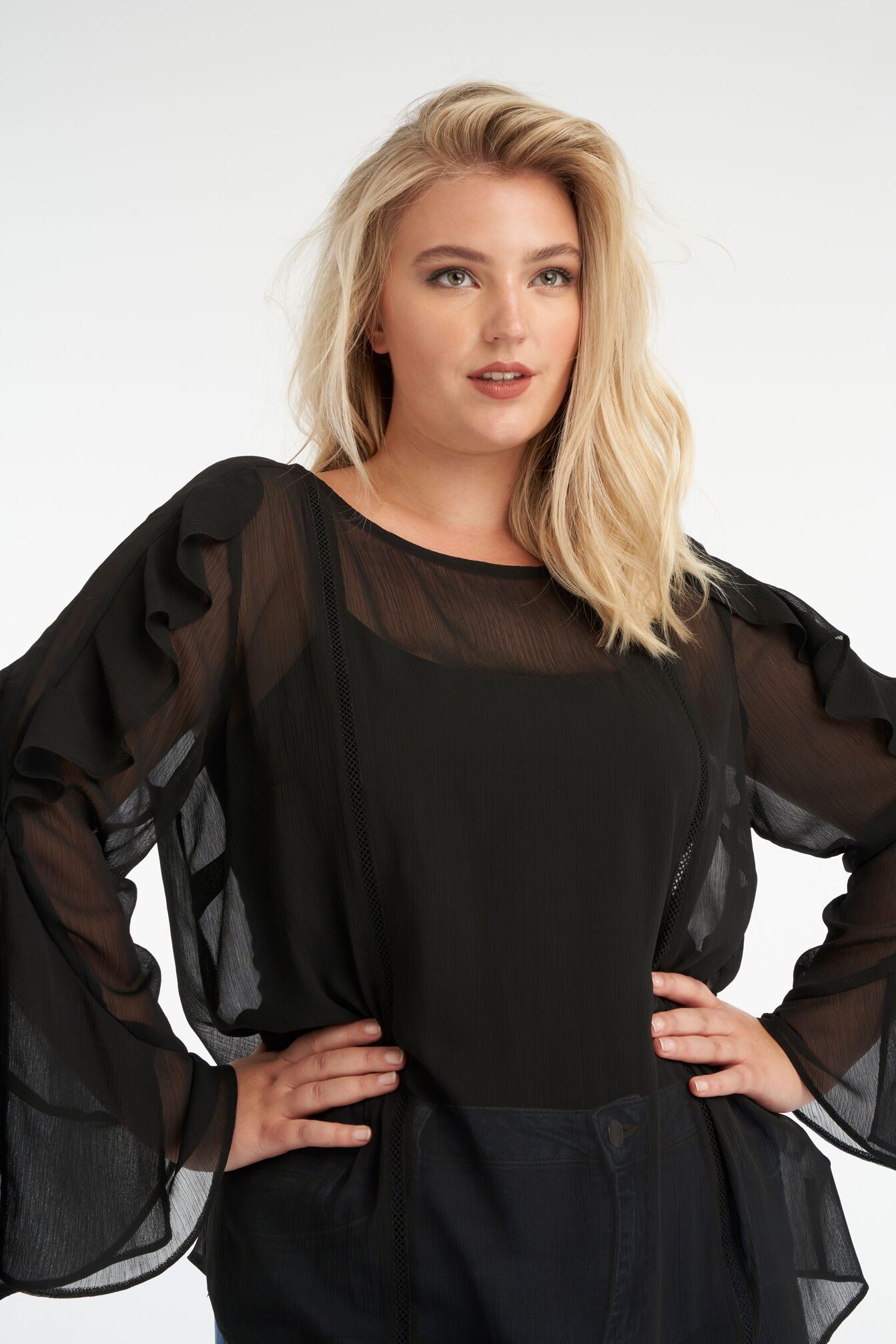 Un chemisier transparent aux manches cloche image number 5