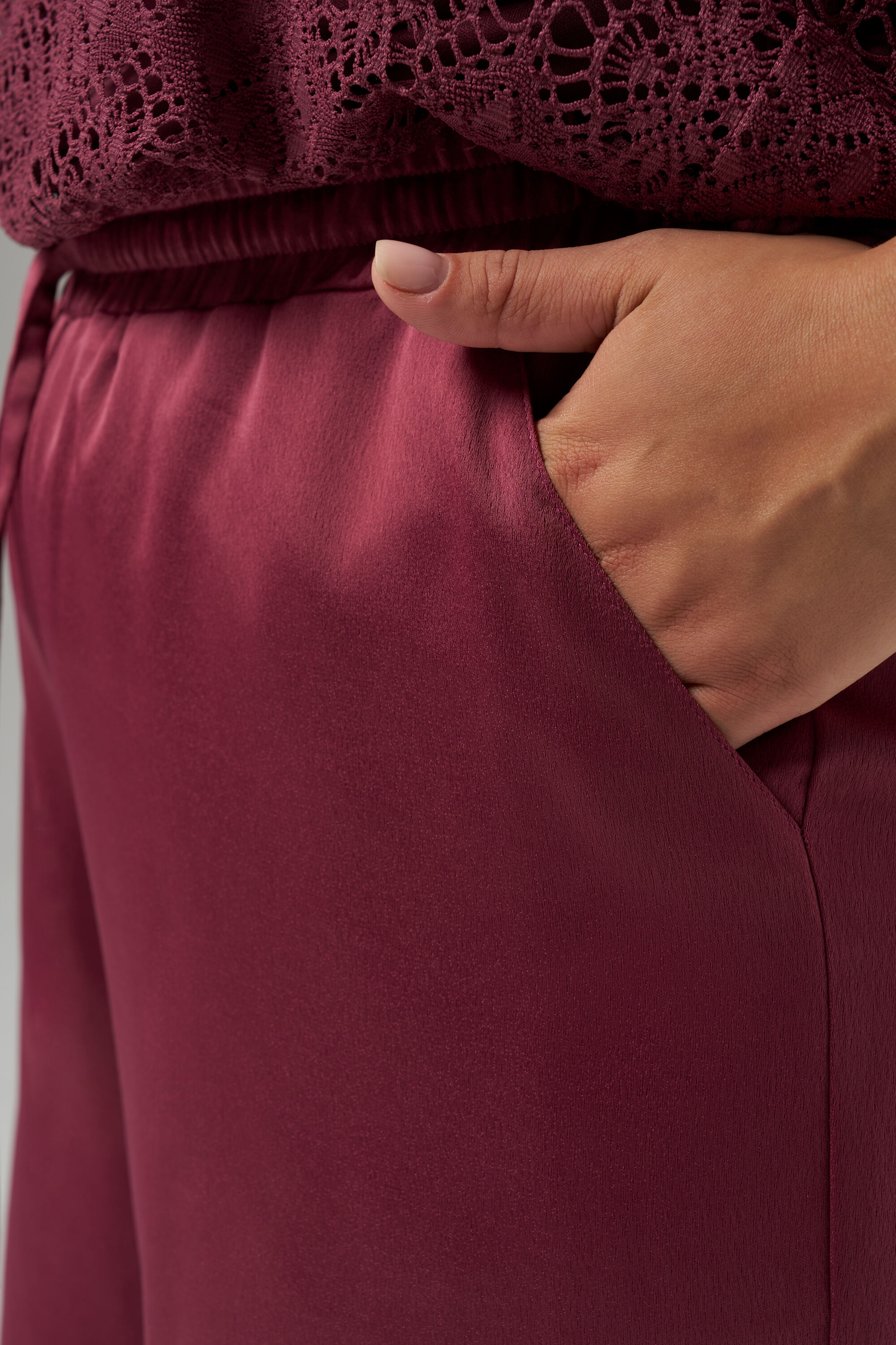 Broek met satijn look image number 4