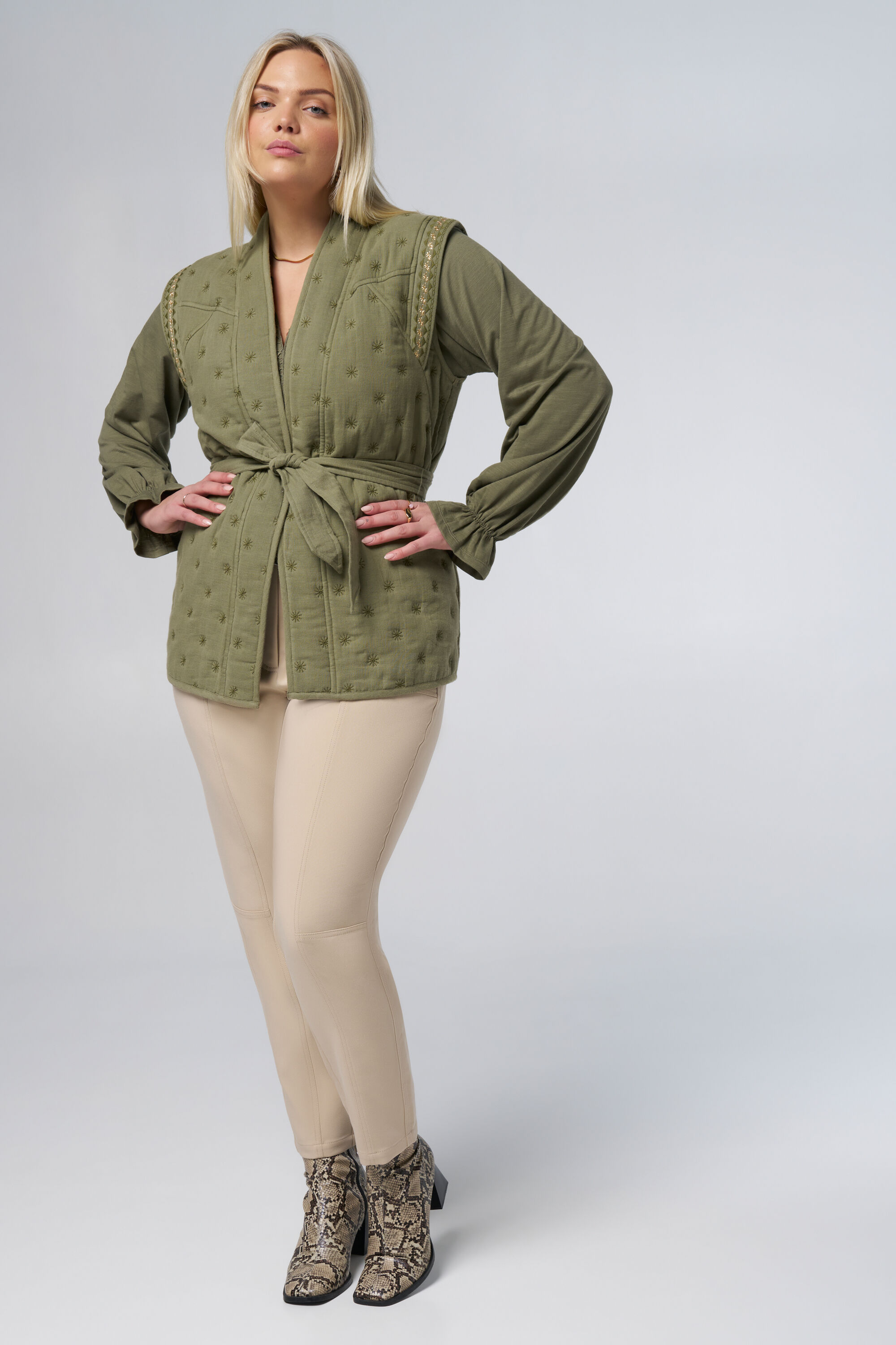 Gilet met gouden details image number 5