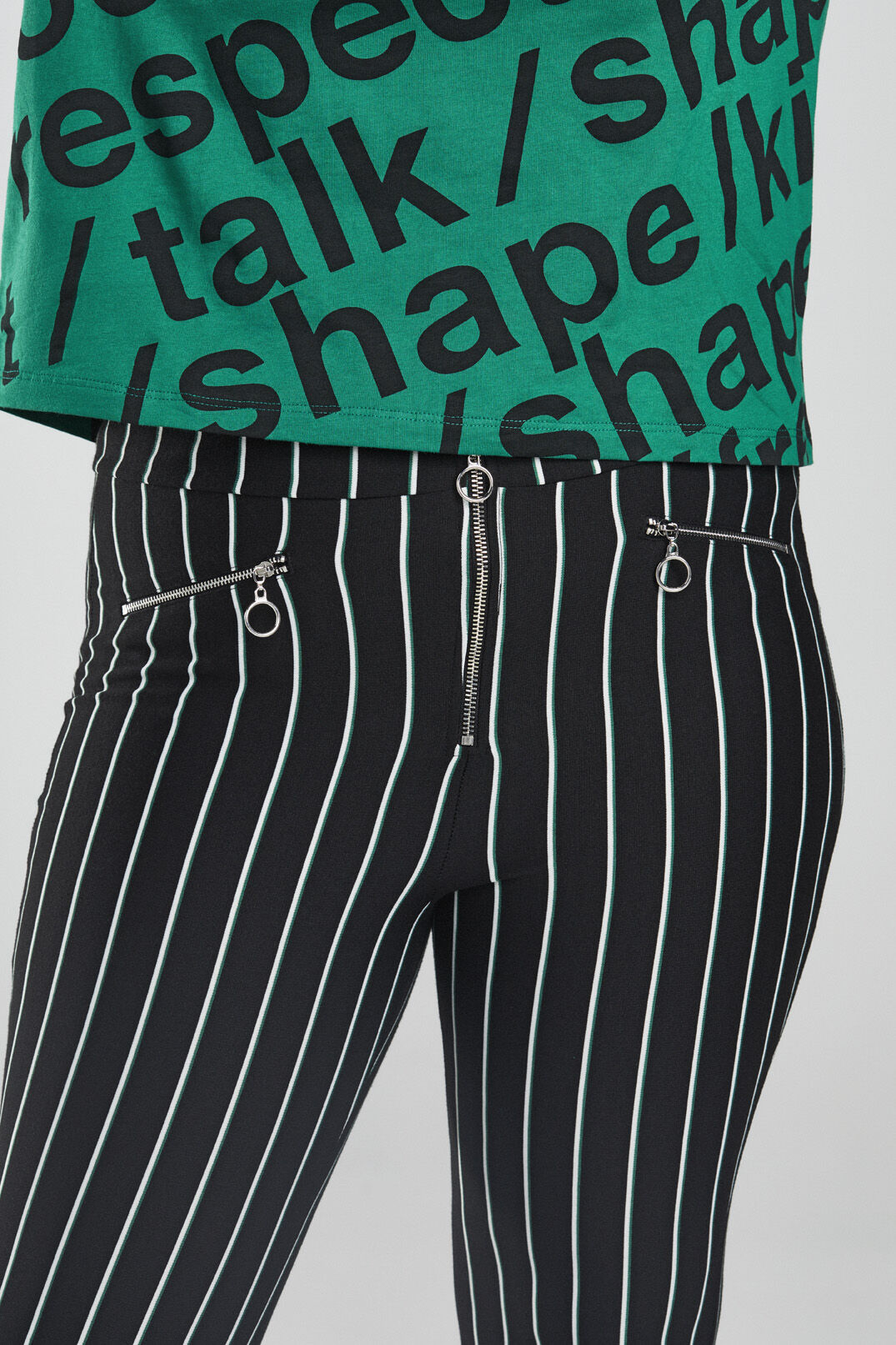 Pantalon ray&eacute; coupe &eacute;vas&eacute;e  image number 3