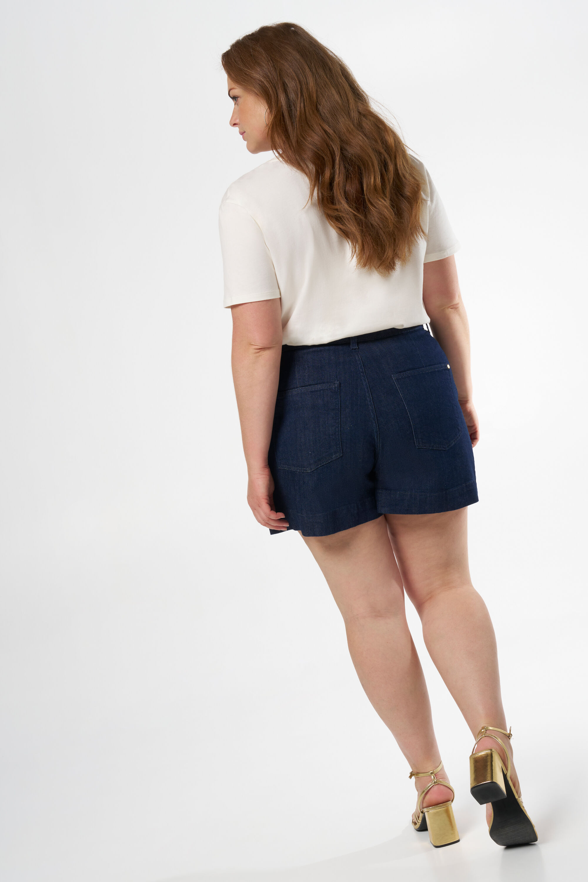 Short avec boutons dor&eacute;s image number 3