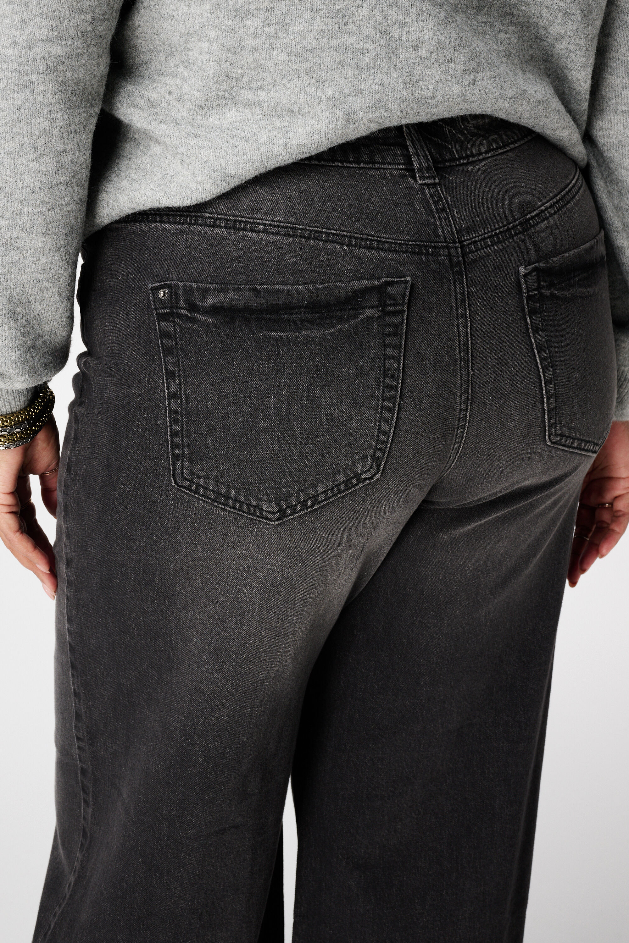 Jean &agrave; jambe large et taille haute image number 6