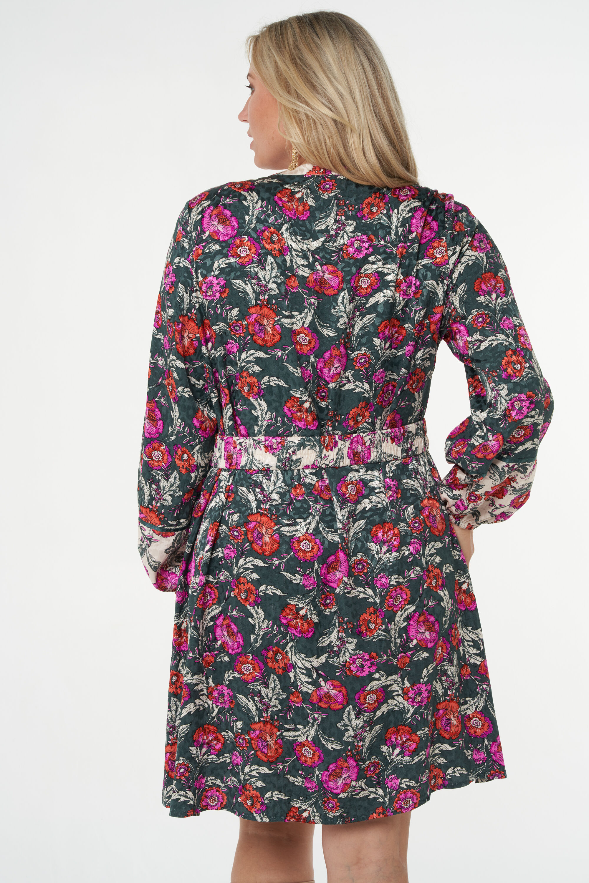 Robe avec ceinture assortie image number 4