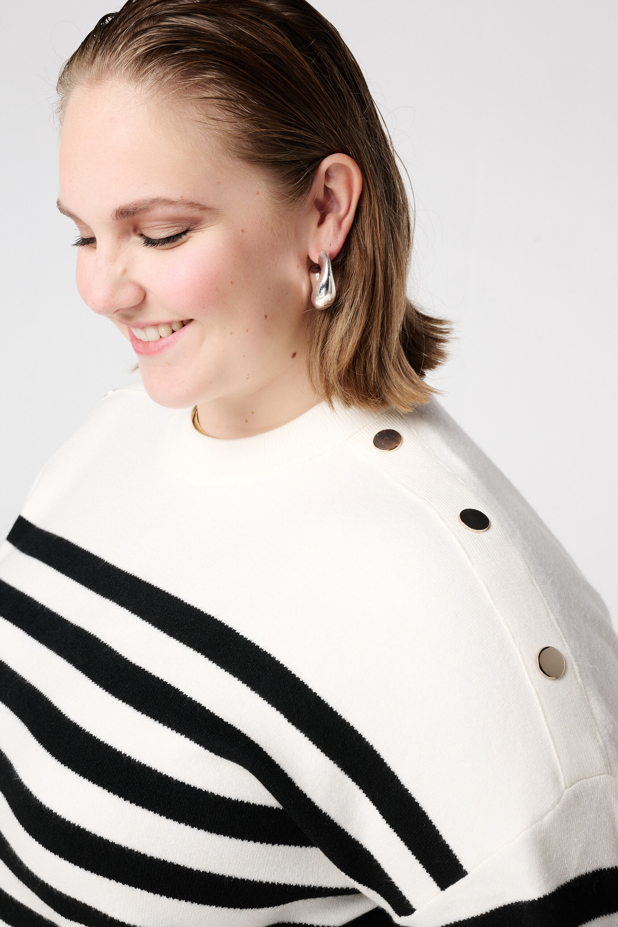 Gestreepte trui met knoopdetail image number 4