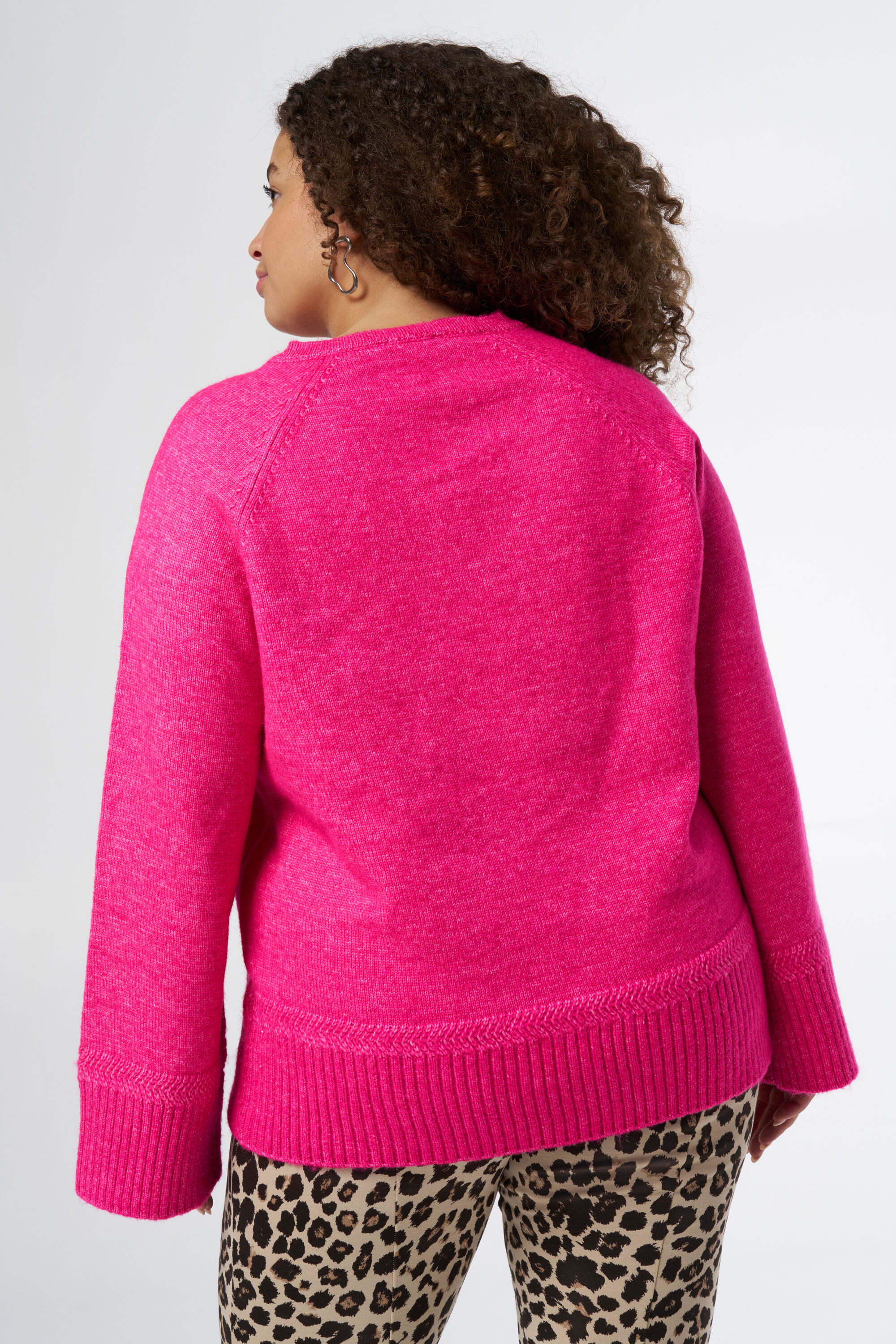 Pull en maille avec col en V image number 3