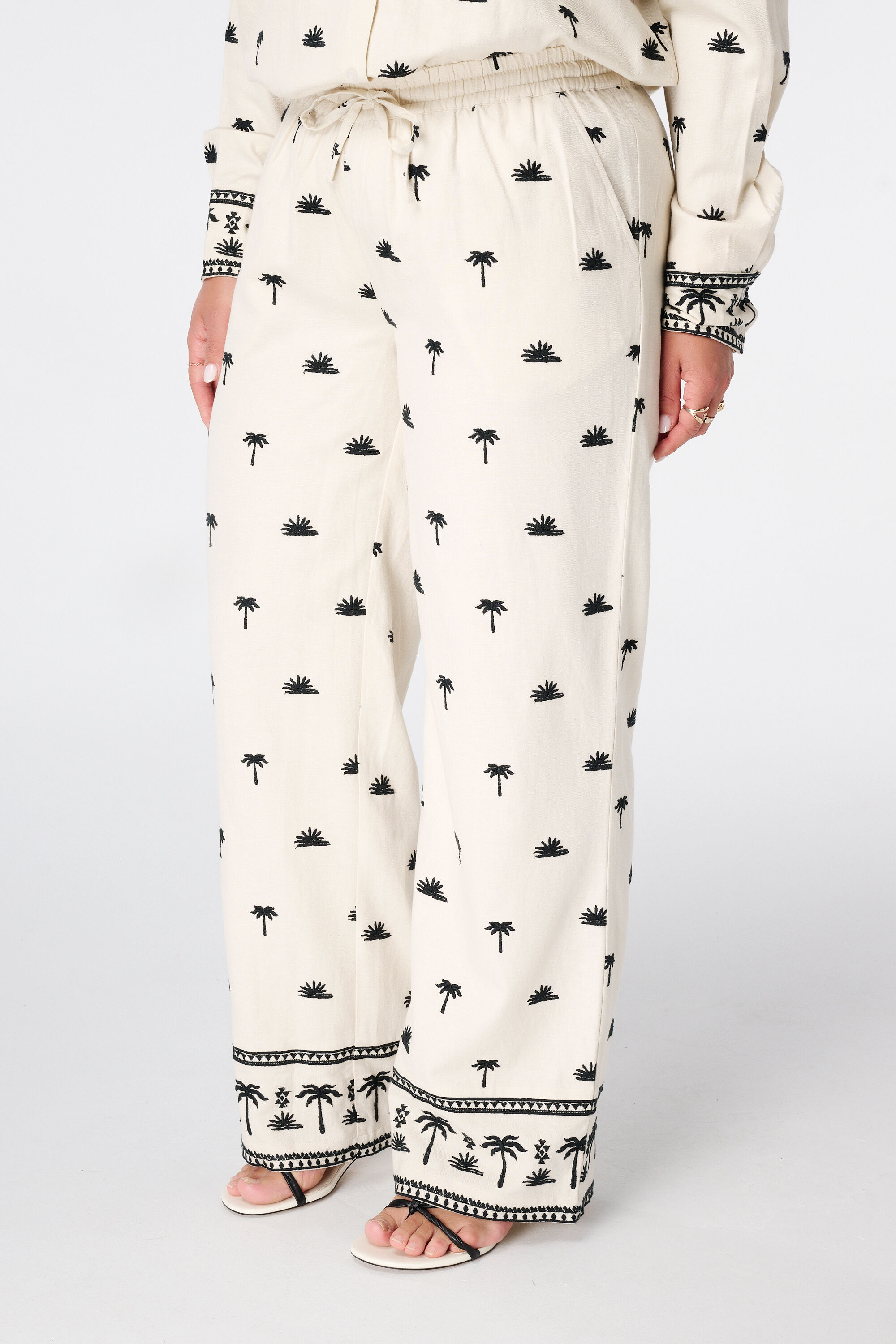 Pantalon avec d&eacute;tails brod&eacute;s image number 5