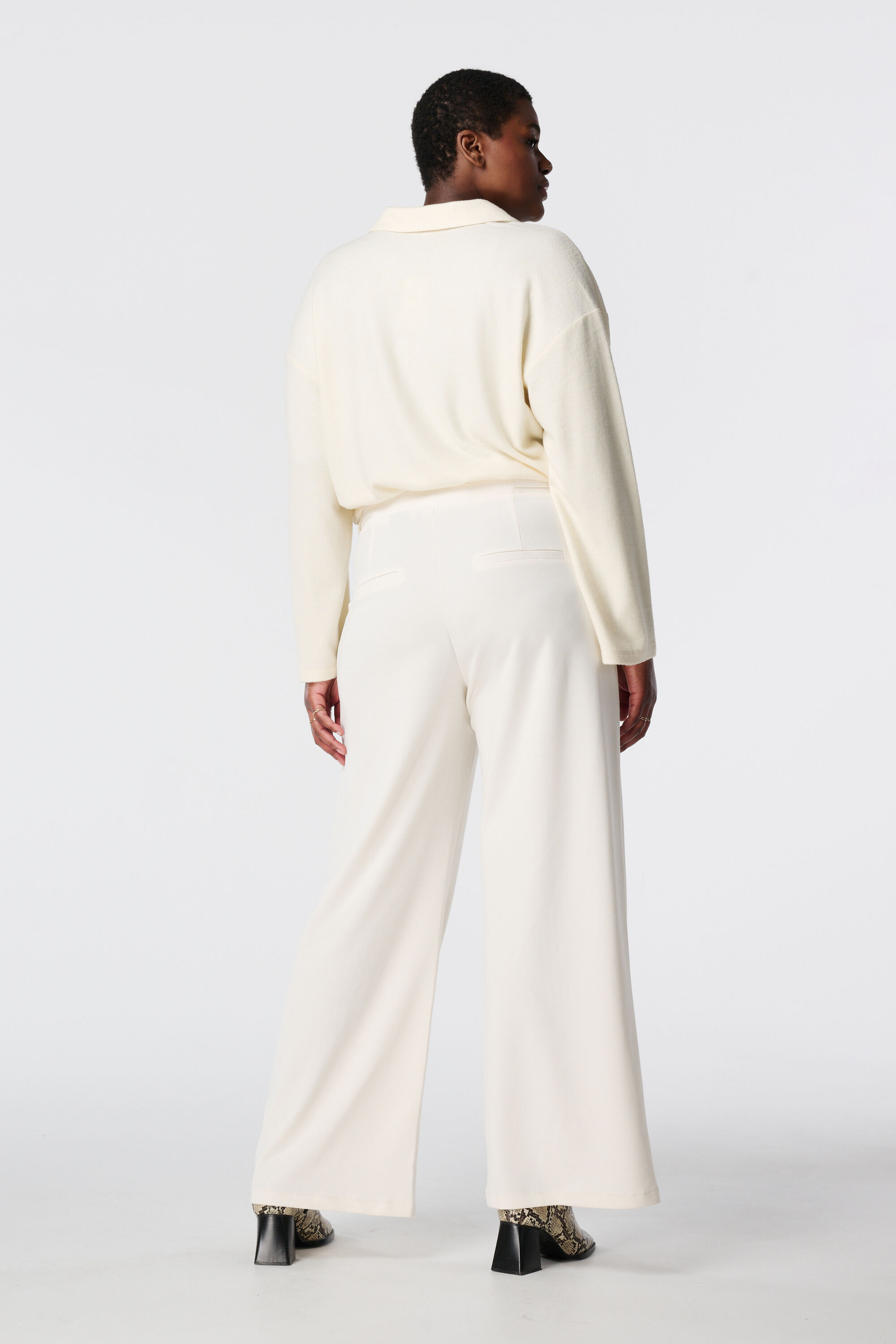 Pantalon droit extensible image number 3