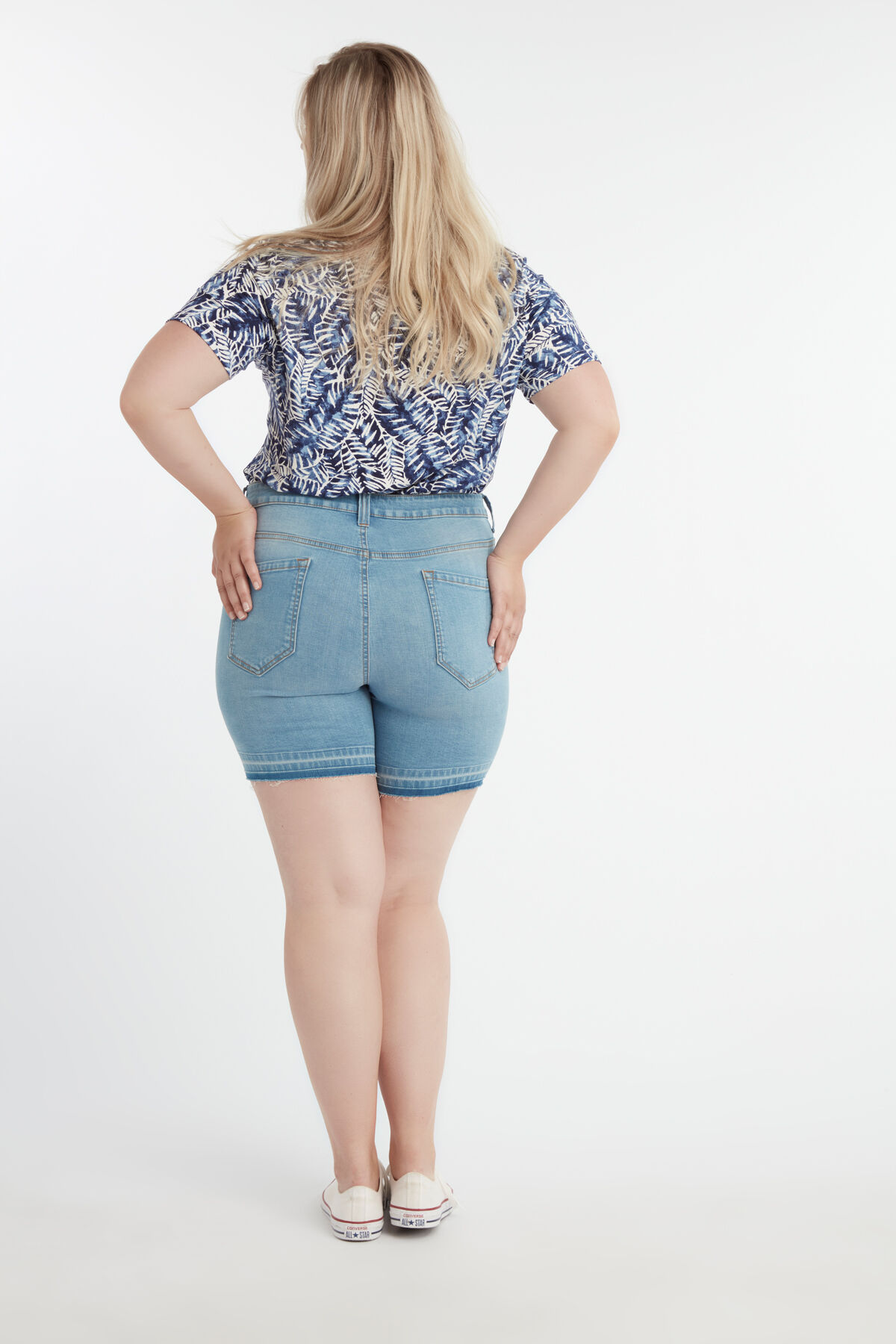 Short en denim &agrave; bord effiloch&eacute; image number 4