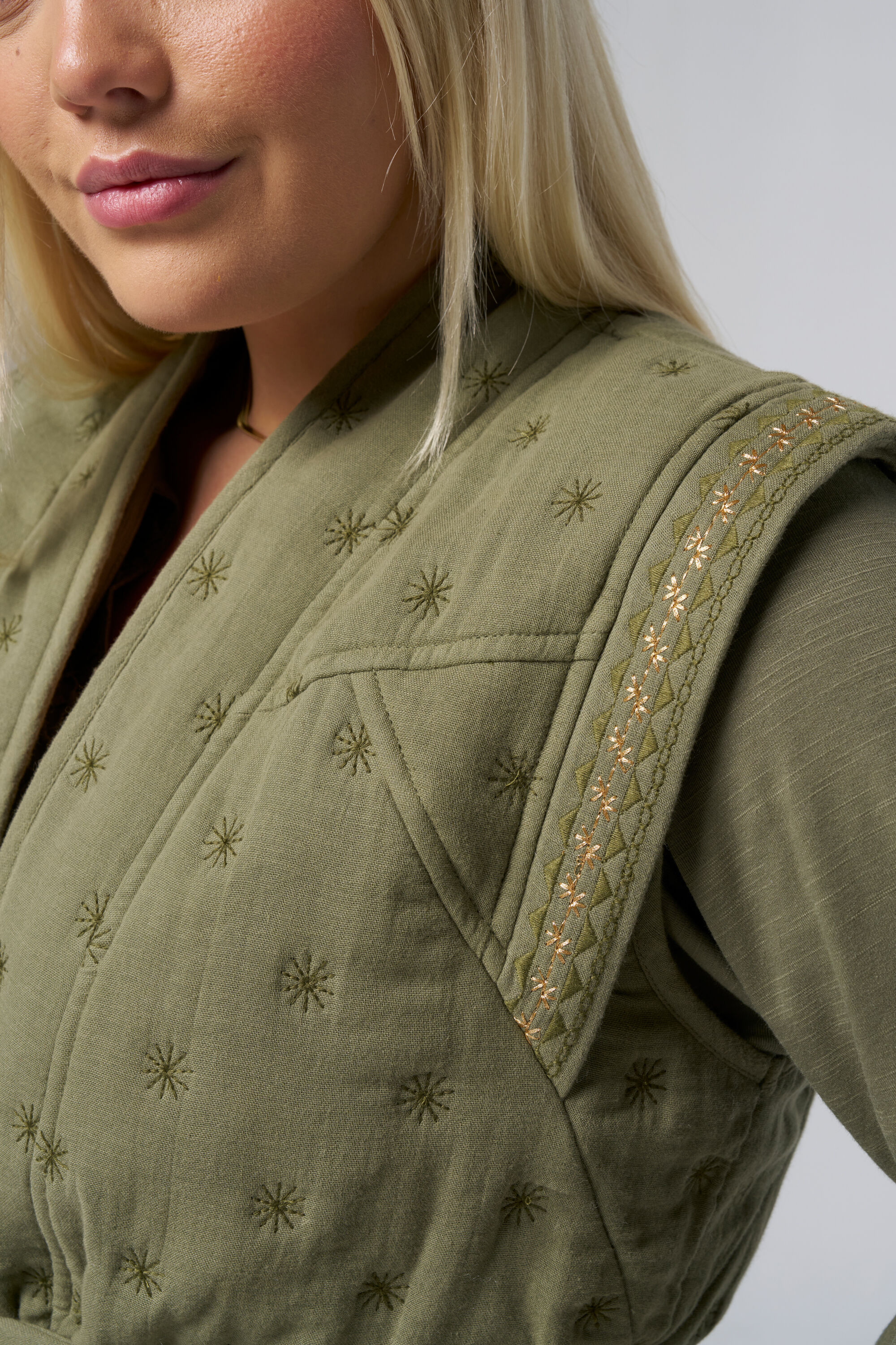 Gilet met gouden details image number 4
