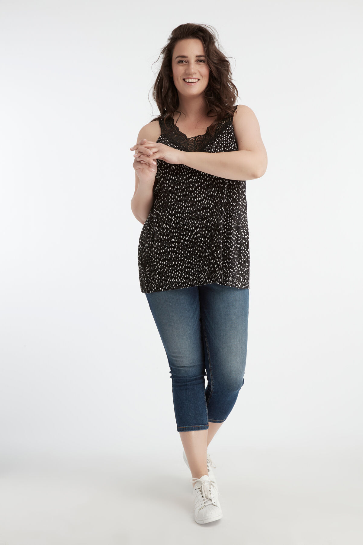 Pliss&eacute; top met stippen en kant image number 5