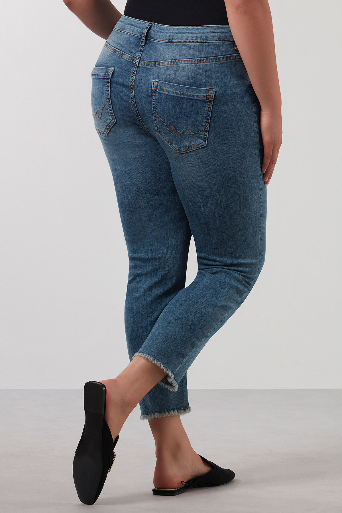 Slim leg jeans met gerafelde rand image number 3