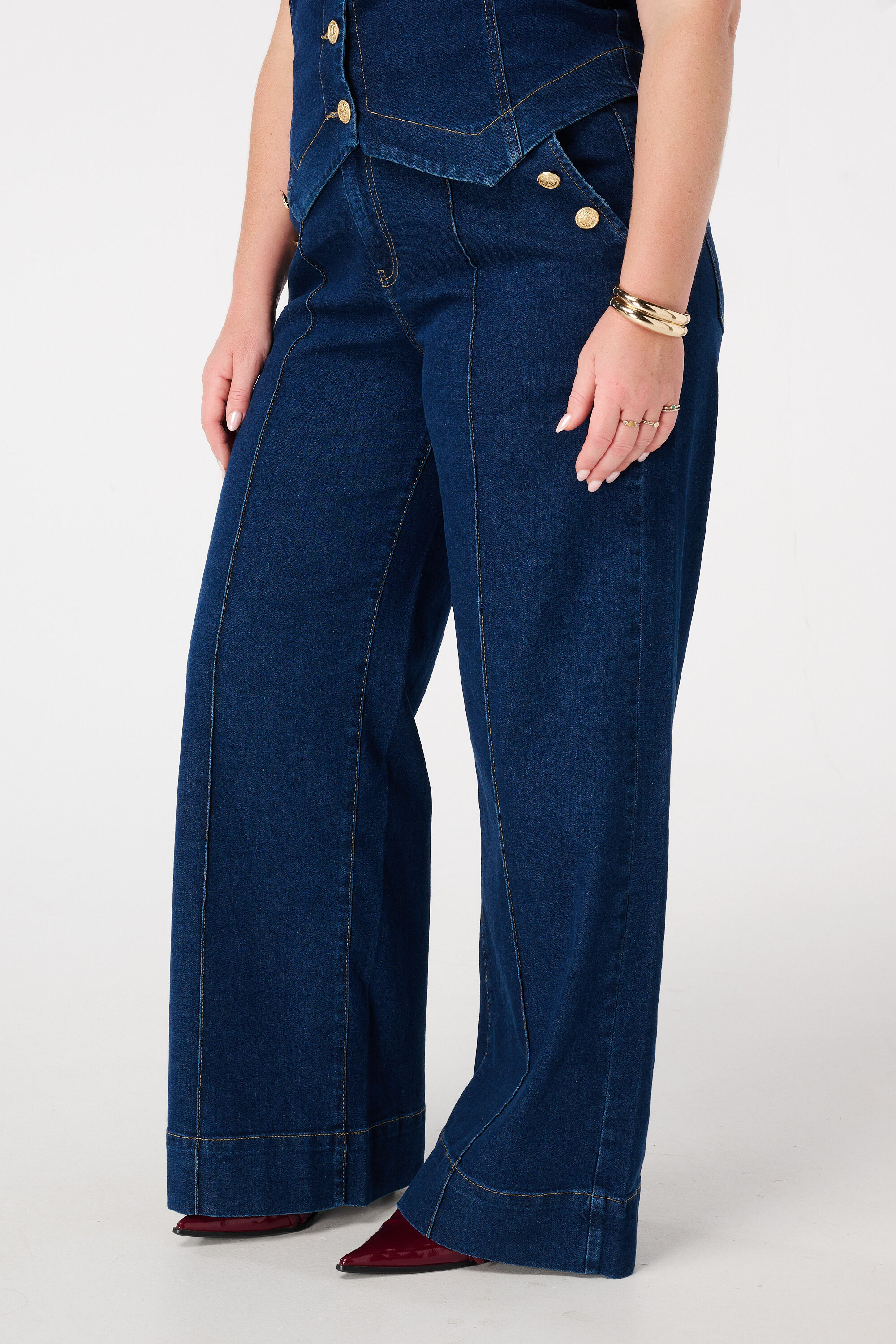 Wide leg jeans met sierknopen image number 5