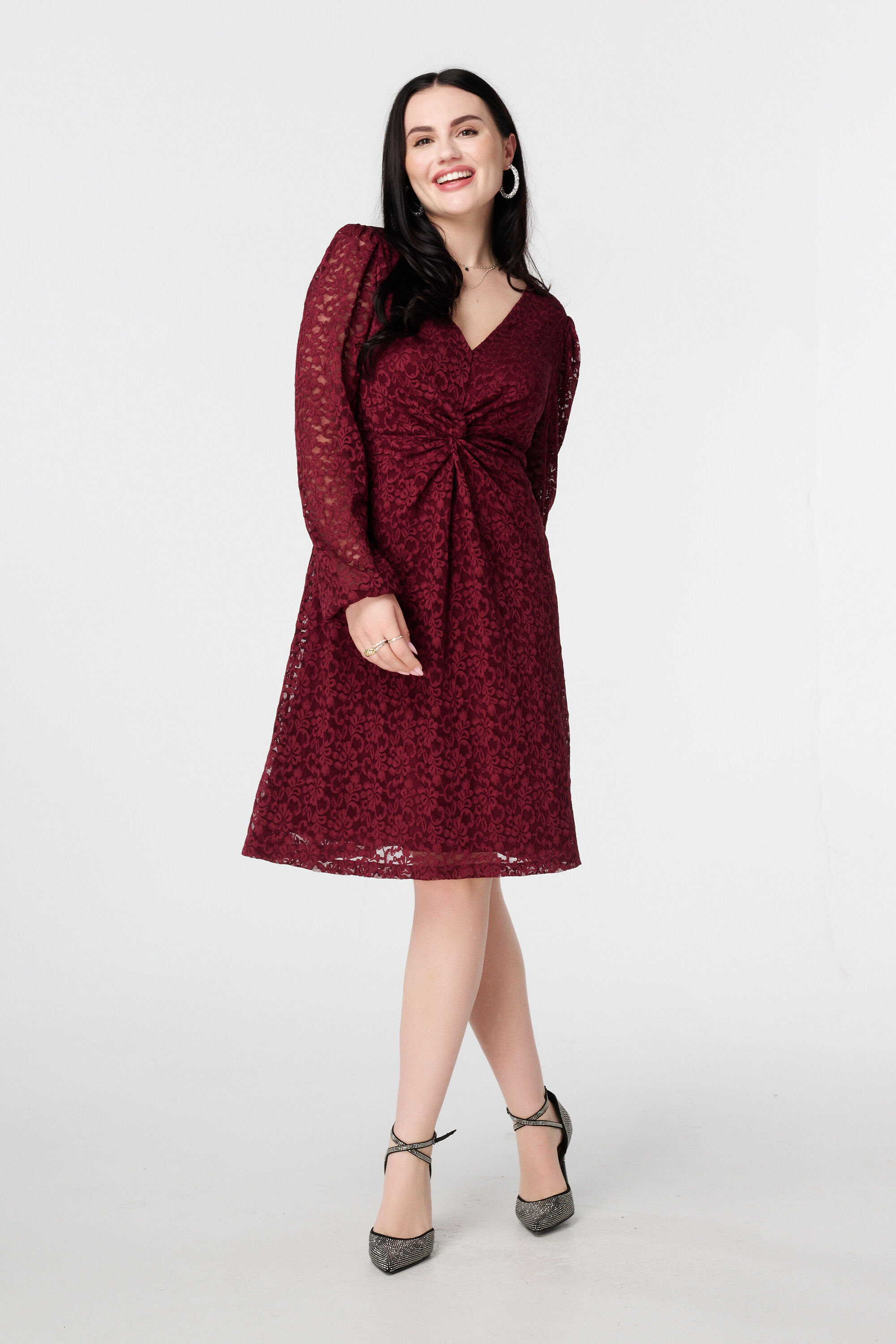 Jurk van kant met knoopdetail