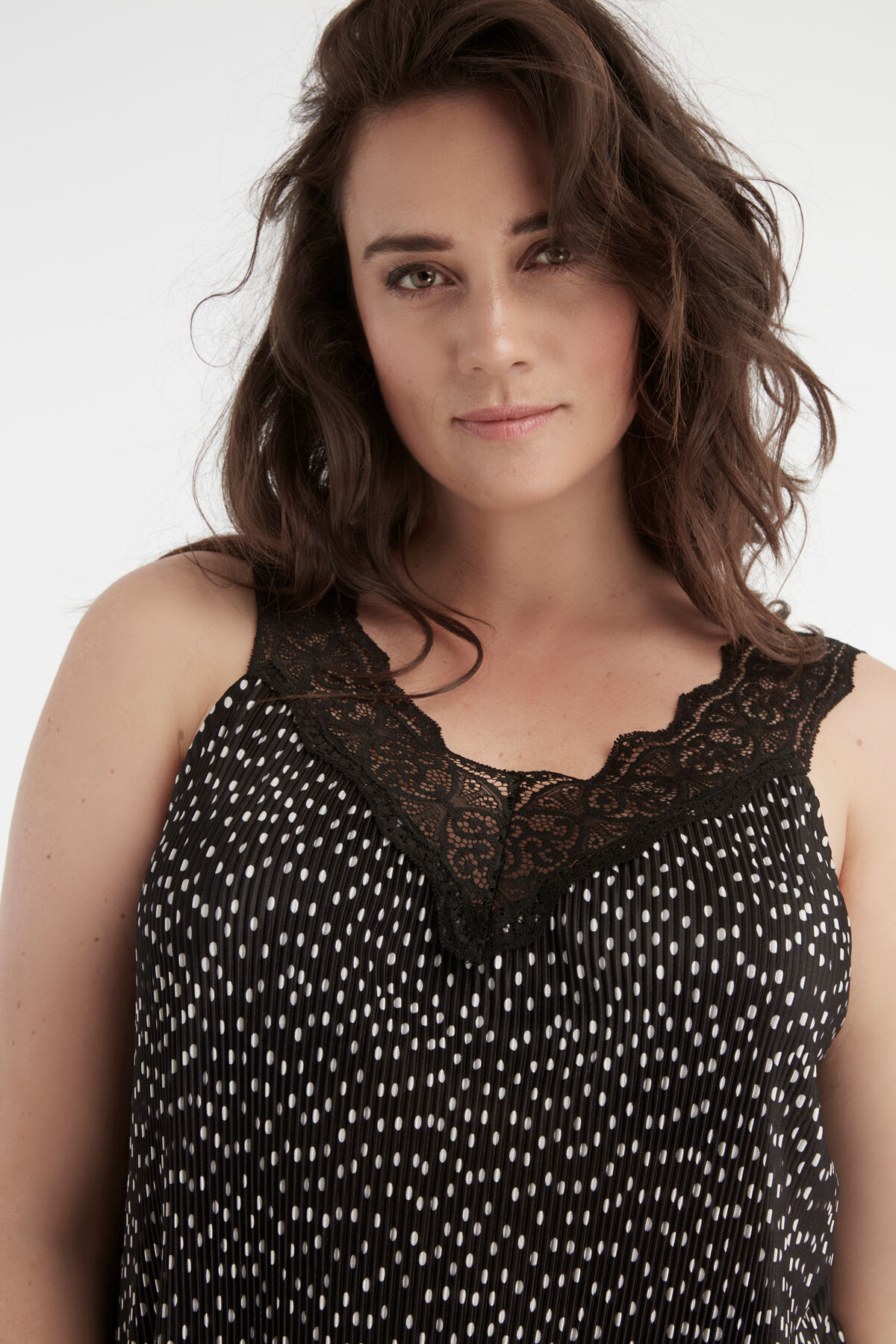 Pliss&eacute; top met stippen en kant image number 3