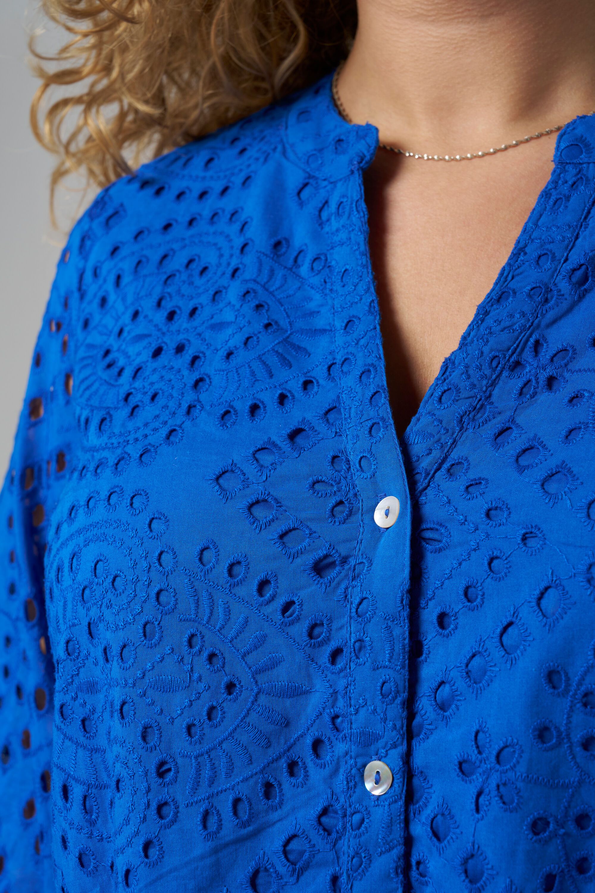 Robe courte avec broderie et ceinture image number 4