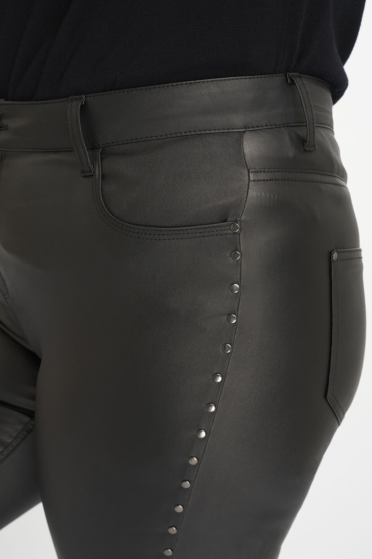 Slim leg broek met coating en studs image number 5