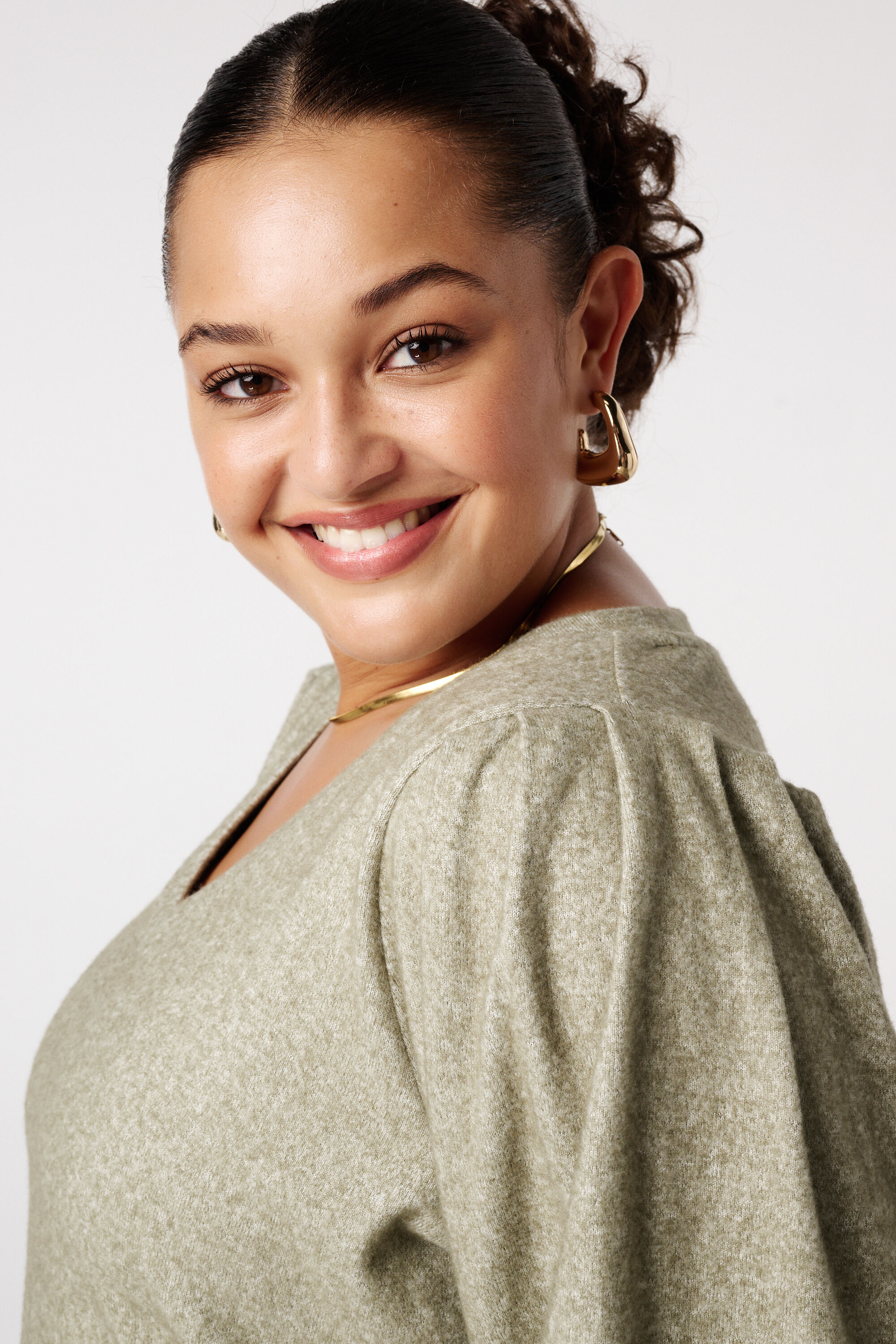 Fijn gebreide trui met pofmouwen image number 4