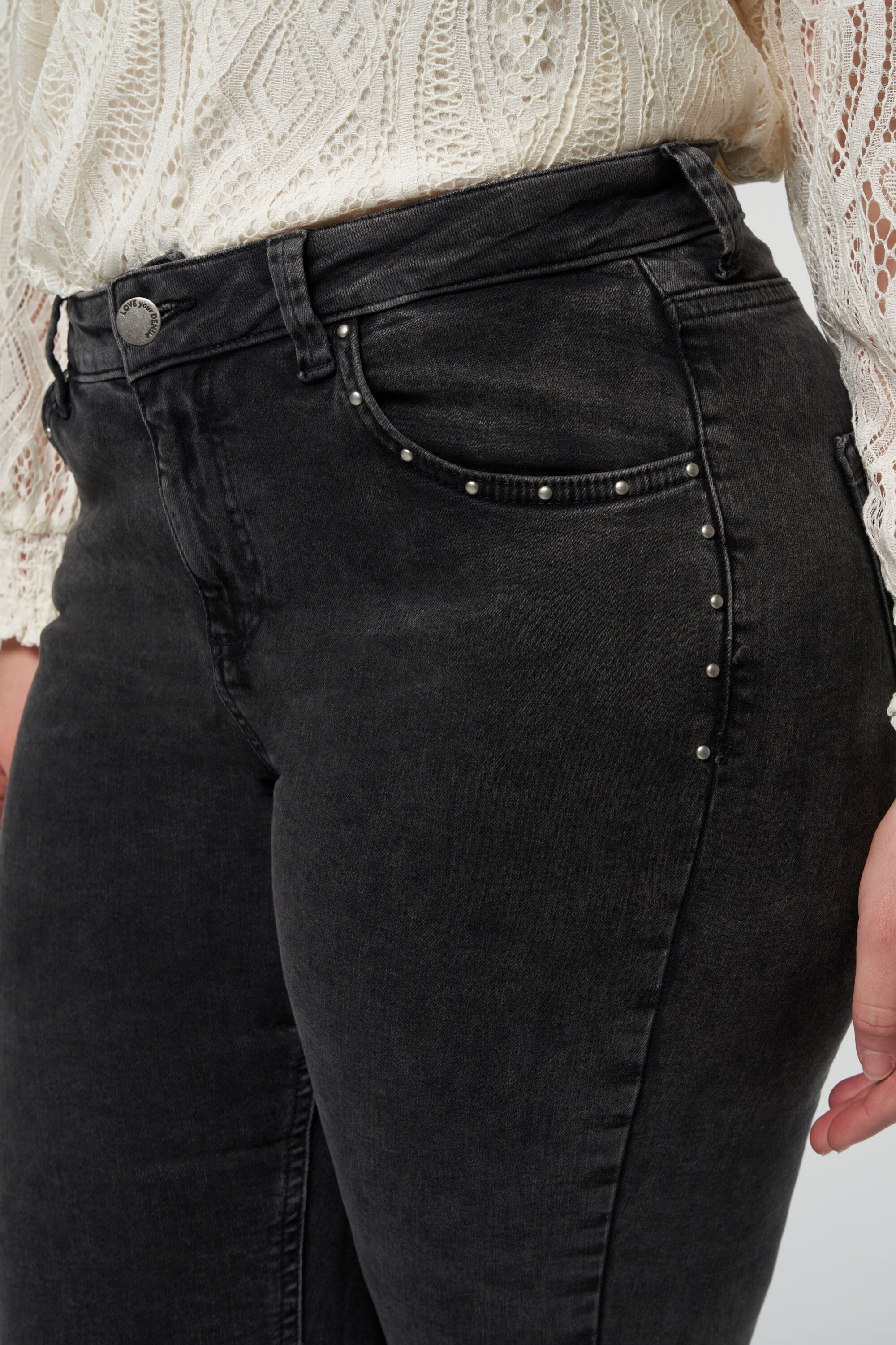 Slim leg jeans met studs details image number 4