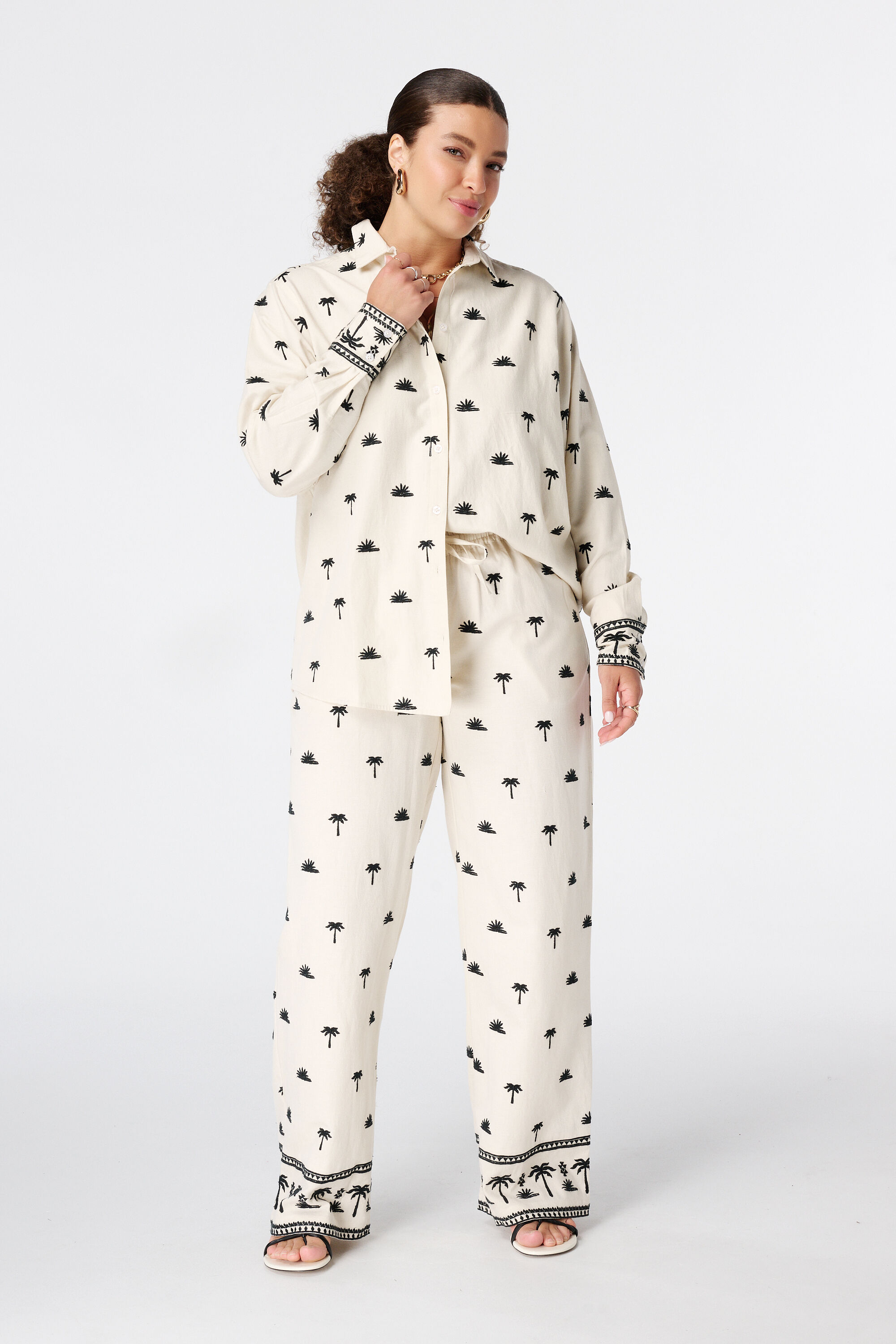 Pantalon avec d&eacute;tails brod&eacute;s