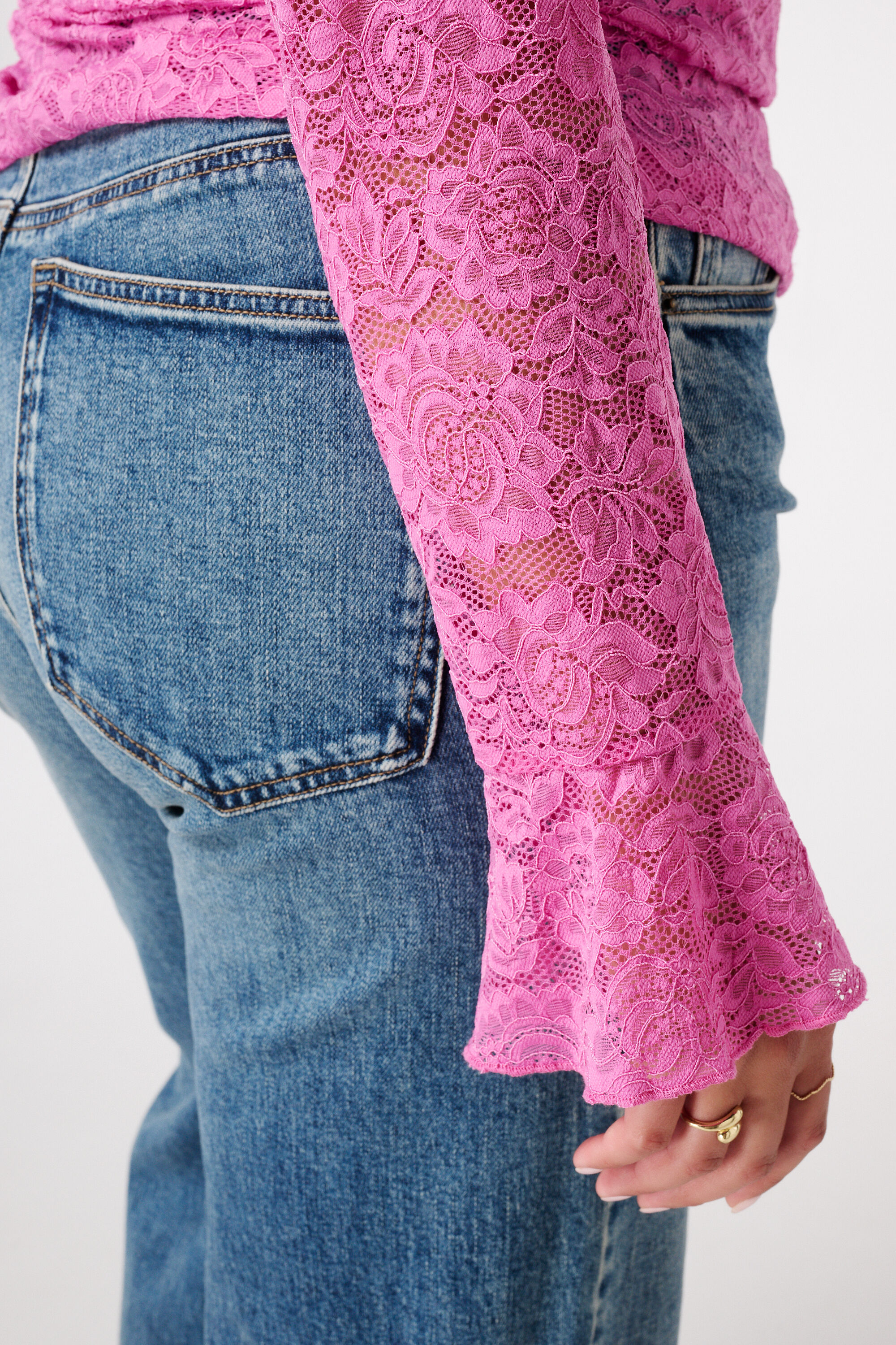 Top &agrave; manches longues en dentelle image number 6