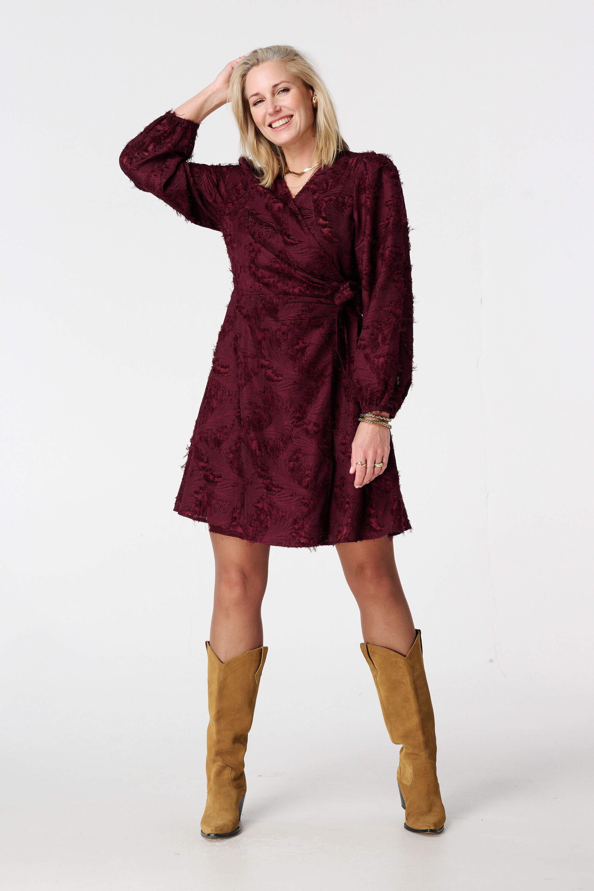 Jurk met kantstructuur en overslaglook