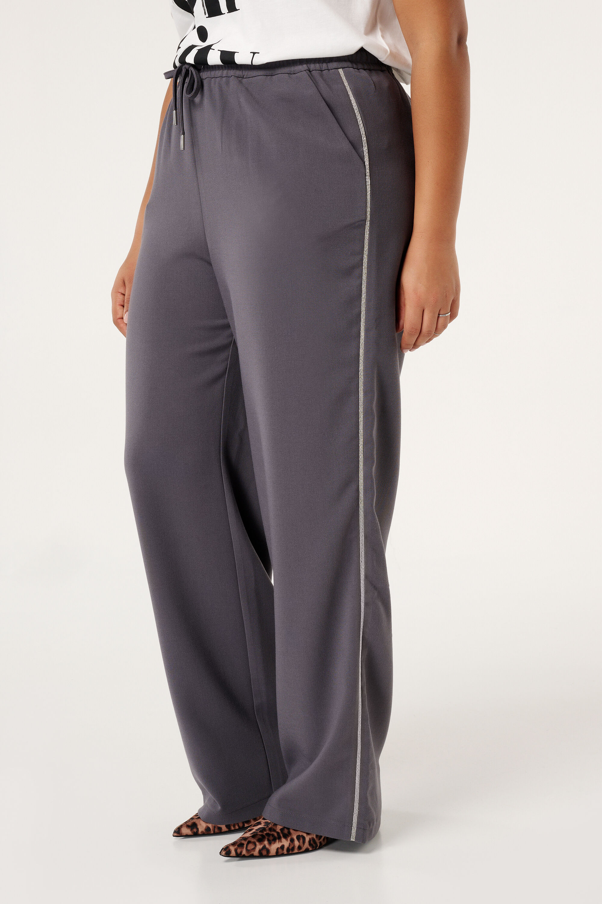 Broek met strikkoord en metallic details image number 5