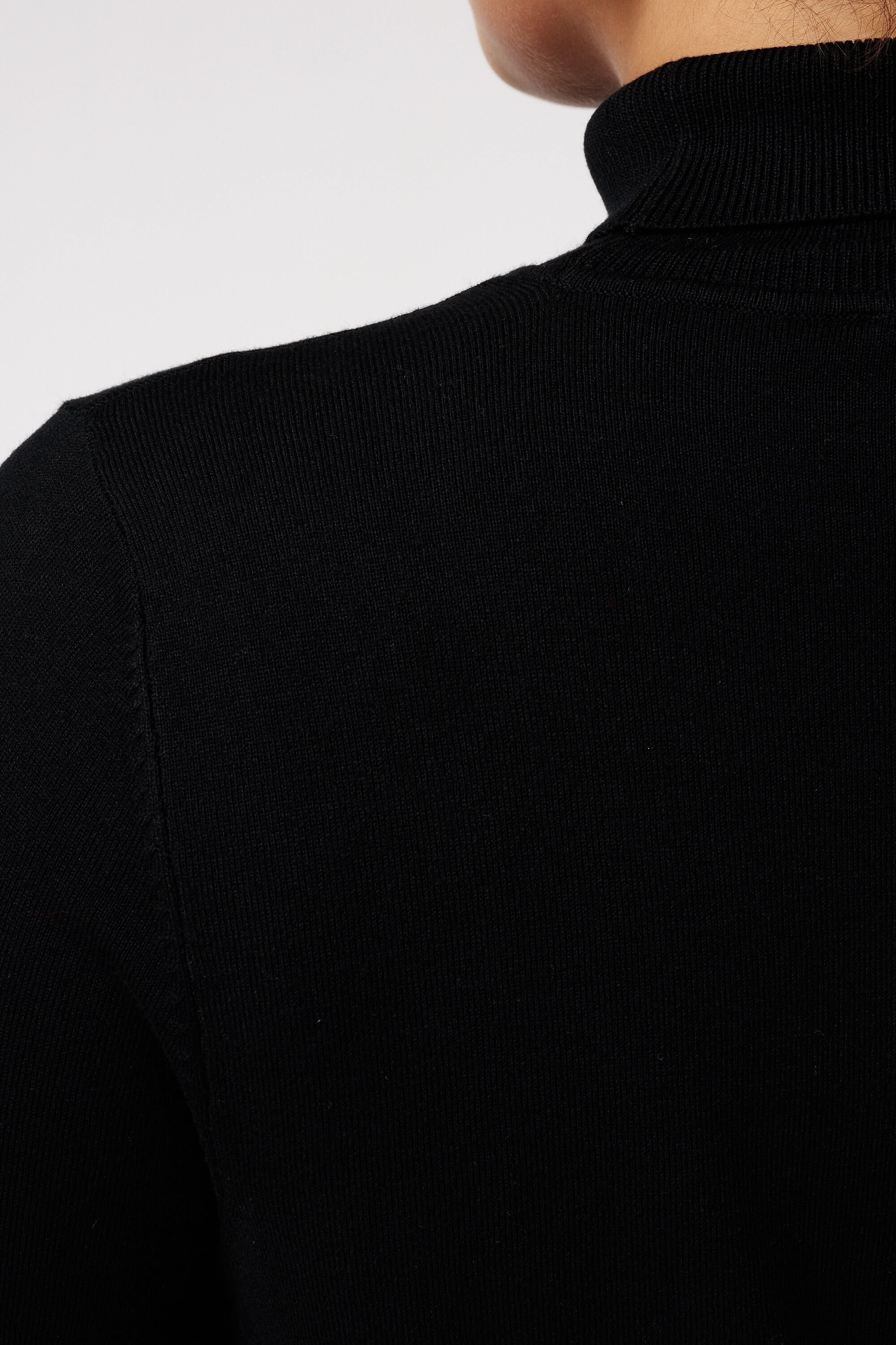 Trui met turtle neck en sierknopen image number 6