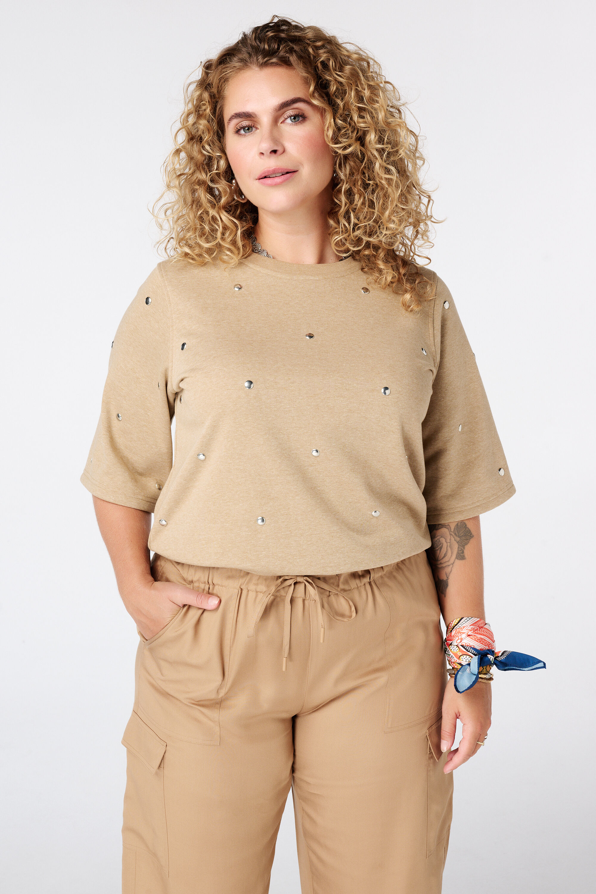 T-shirt van sweatstof met studs