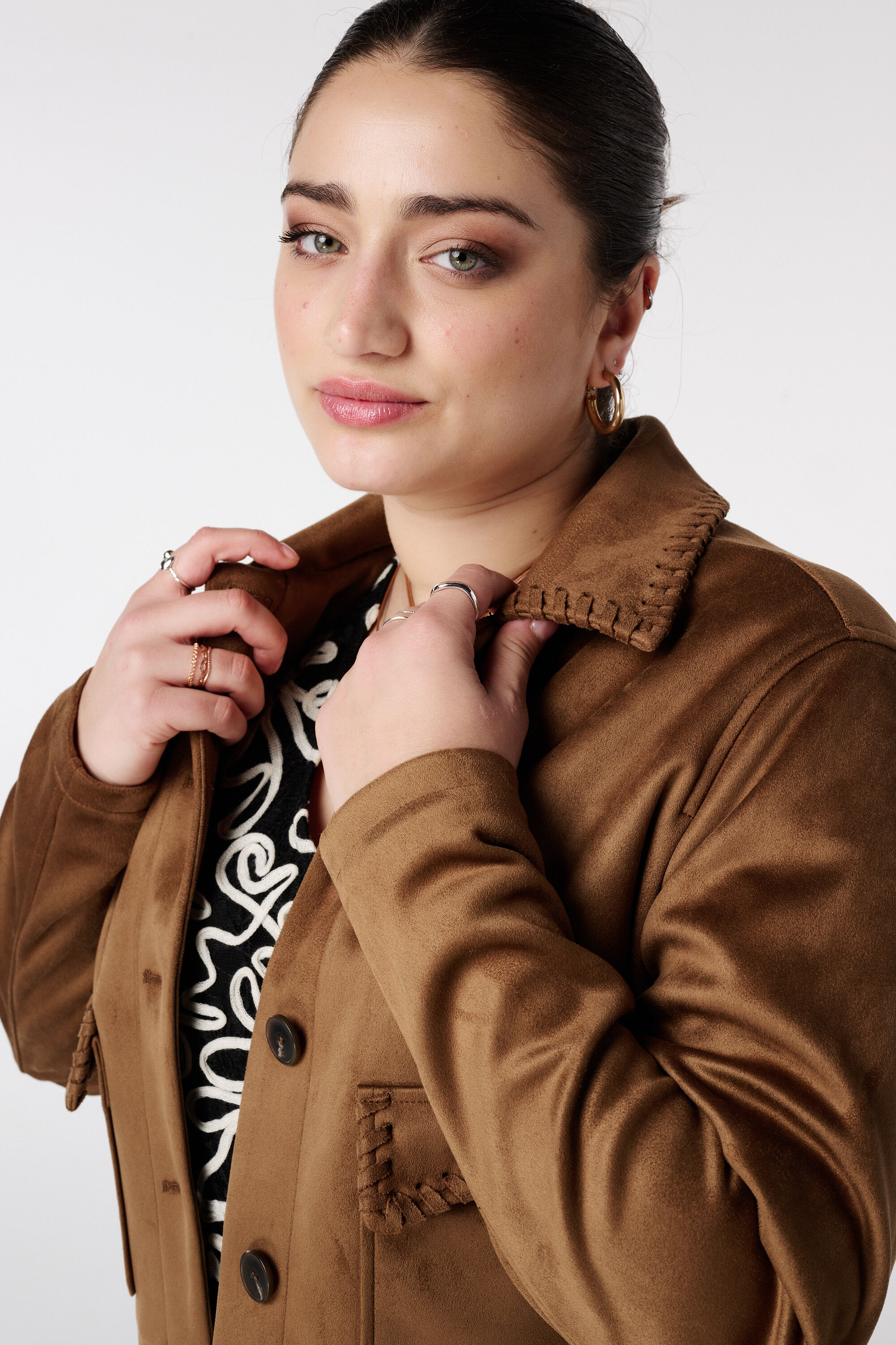 Kort suedine jasje met sierstiksels image number 4