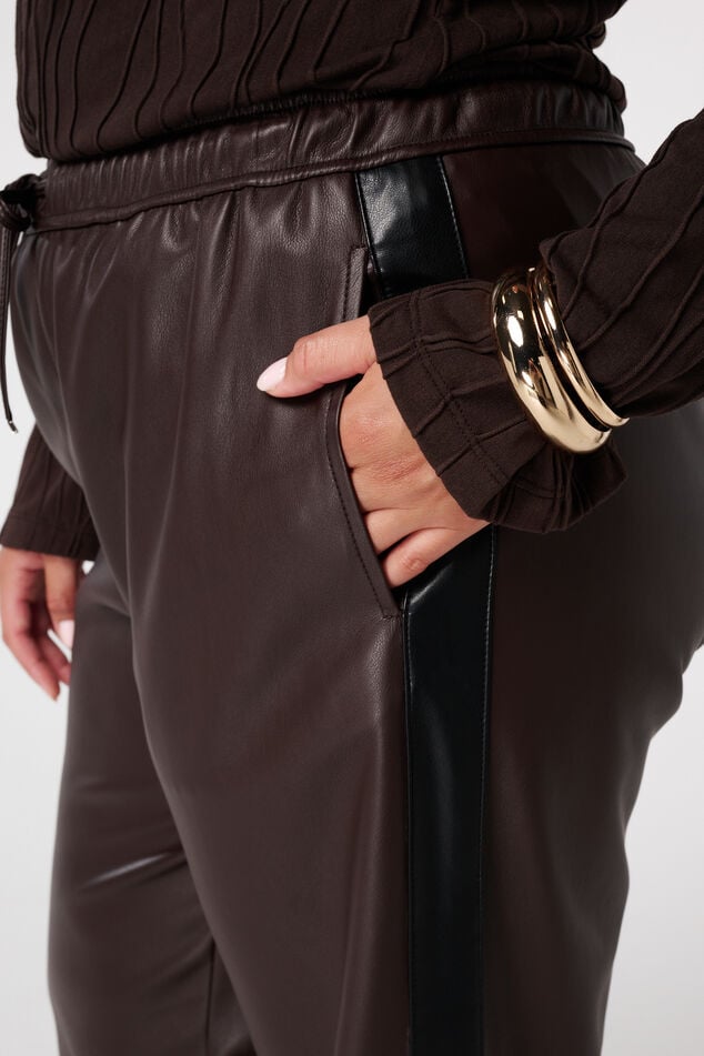 Pantalon large à rayures latérales en PU image number 6