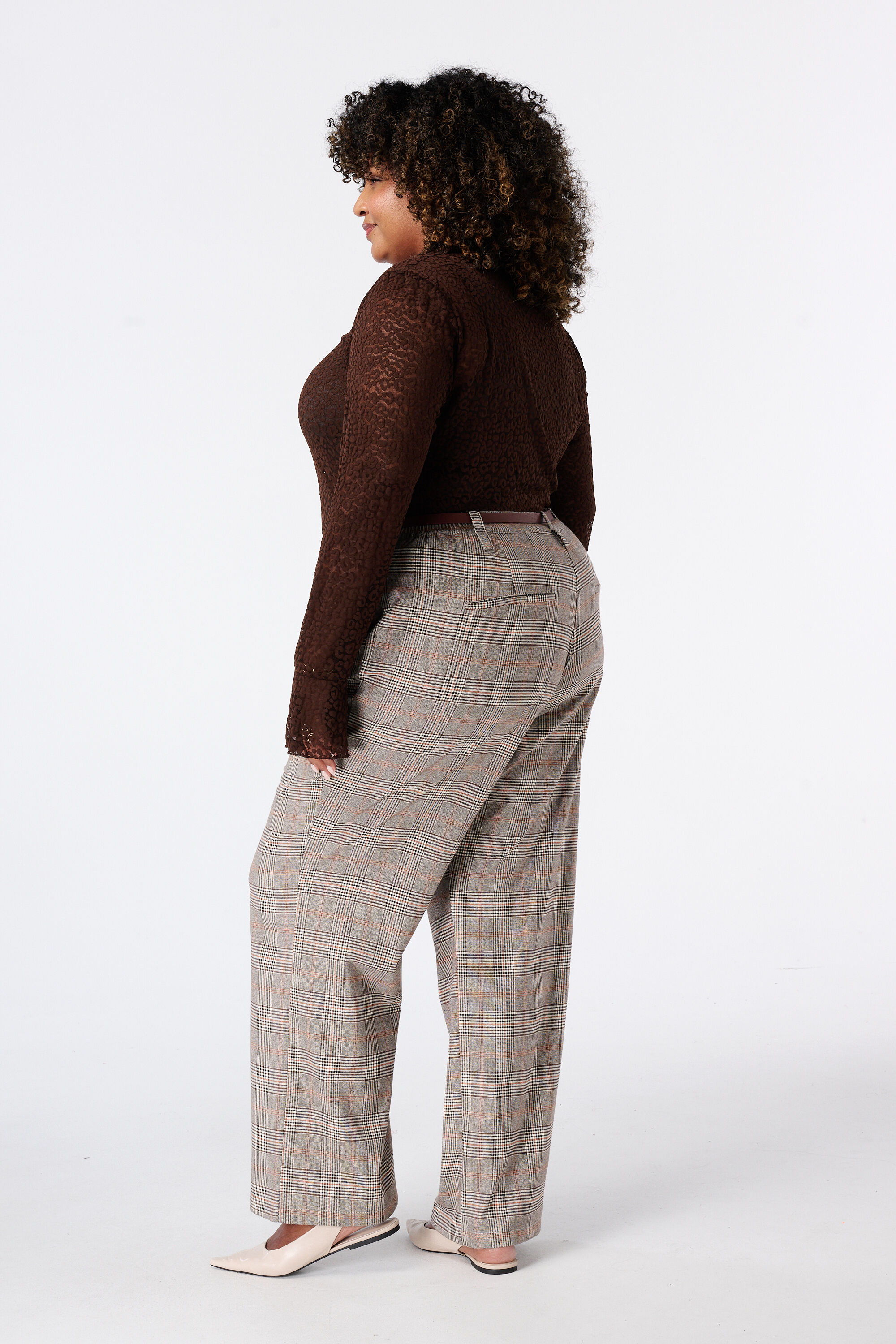 Pantalon &agrave; carreaux avec ceinture image number 3