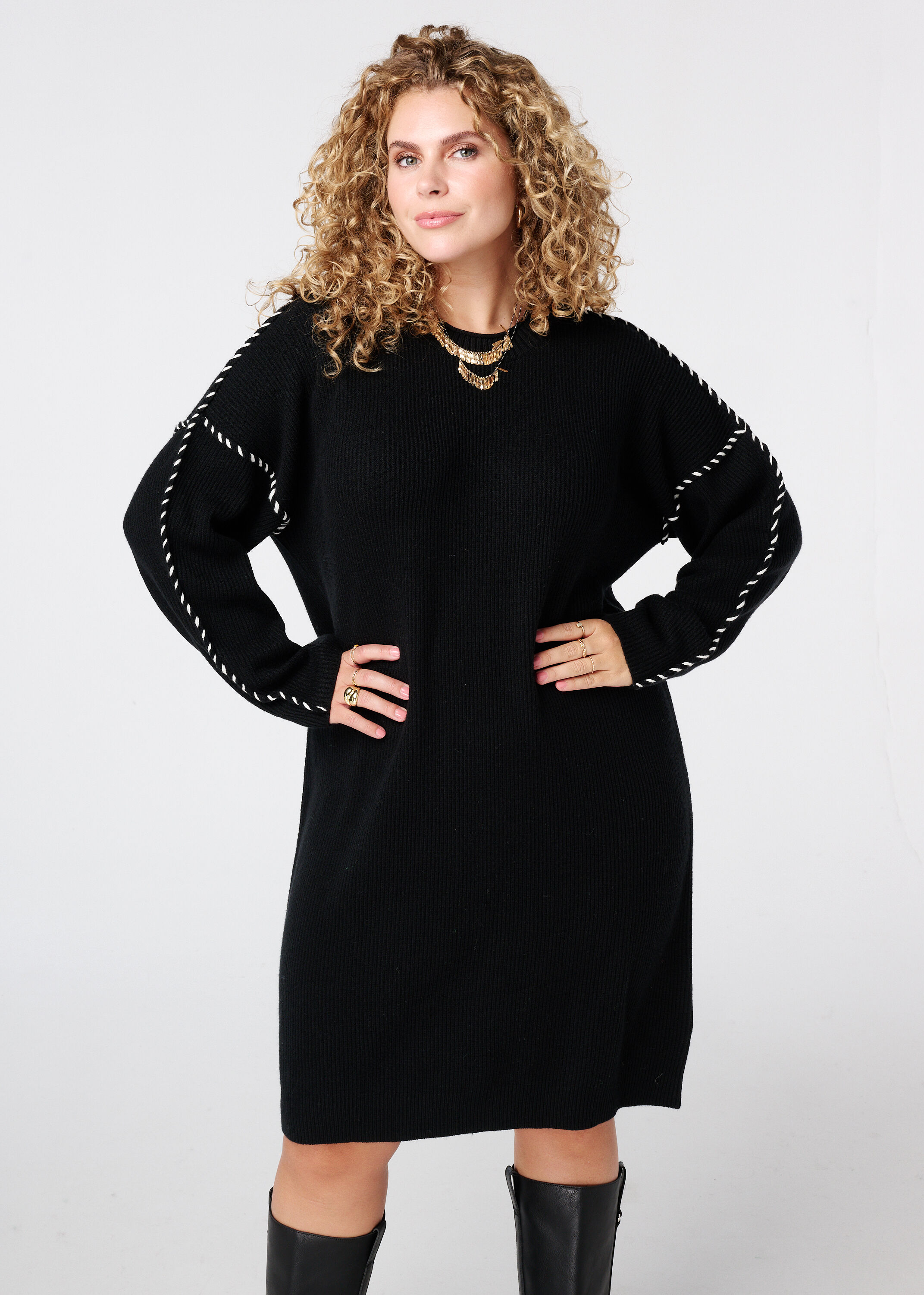 Gebreide jurk met sierstiksels image number 5