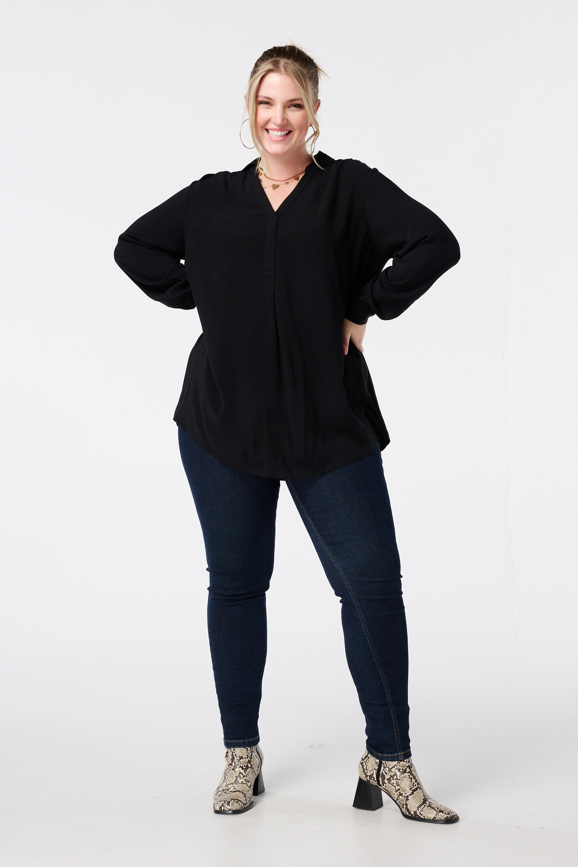 Ruimvallende blouse met v-hals image number 5