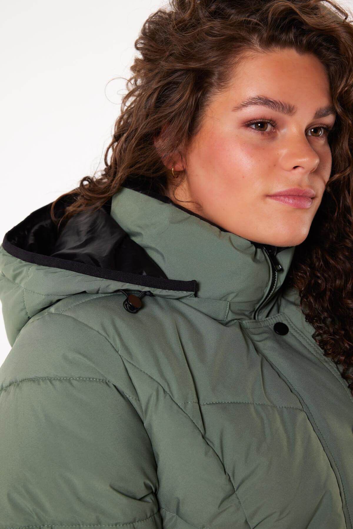 Gewatteerde jas met capuchon image number 5