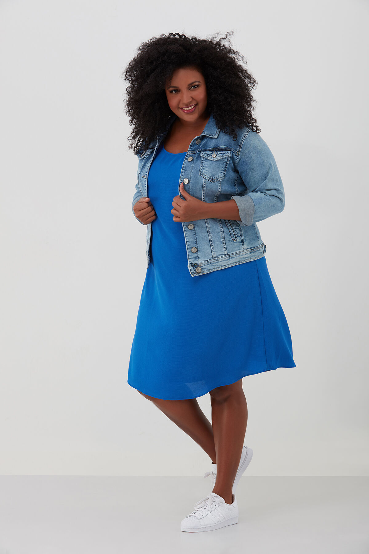 Veste en jean tr&egrave;s branch&eacute;e image number 3