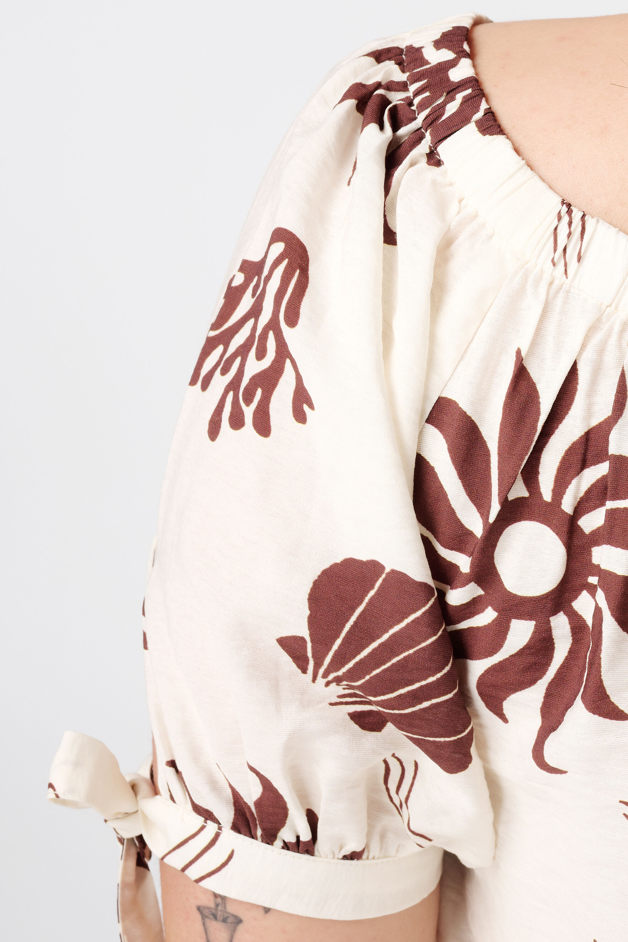 Off-shoulder blouse met print image number 6