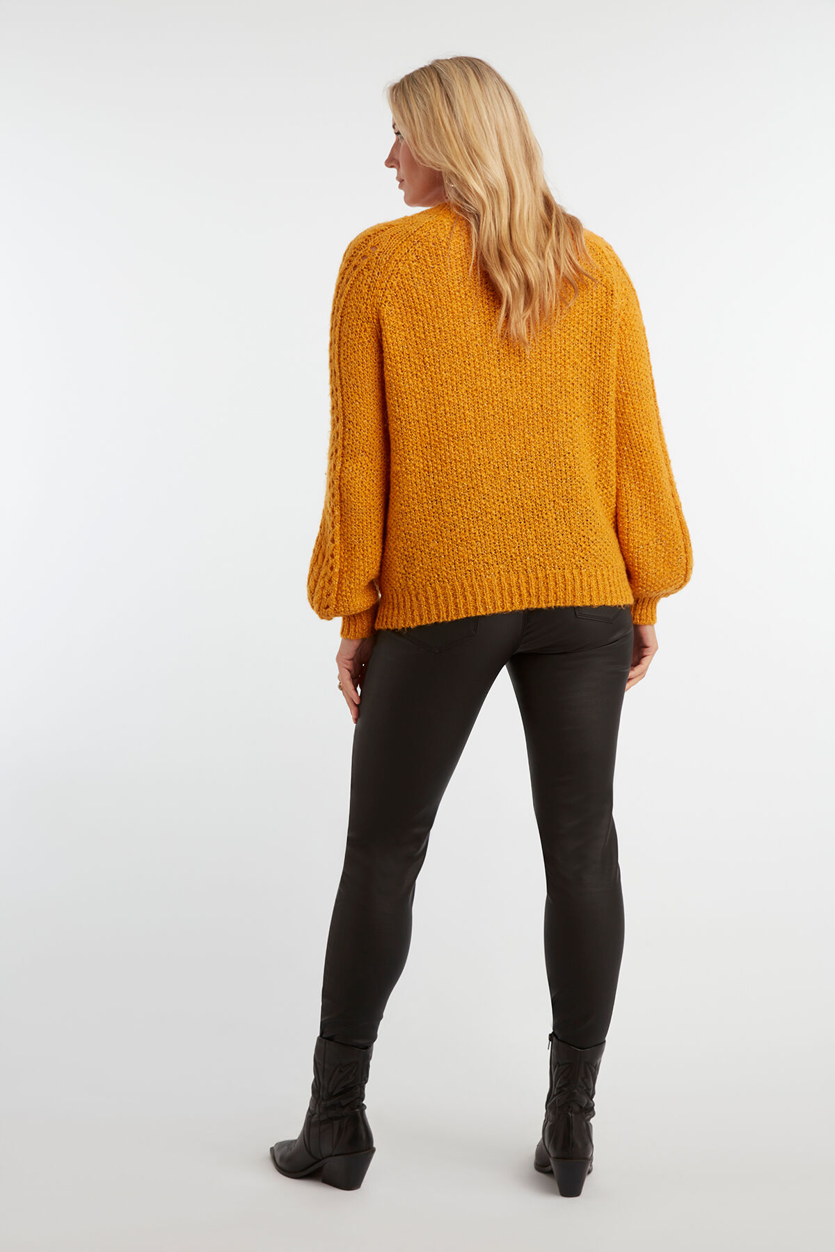 Pull en maille &agrave; pompons image number 6